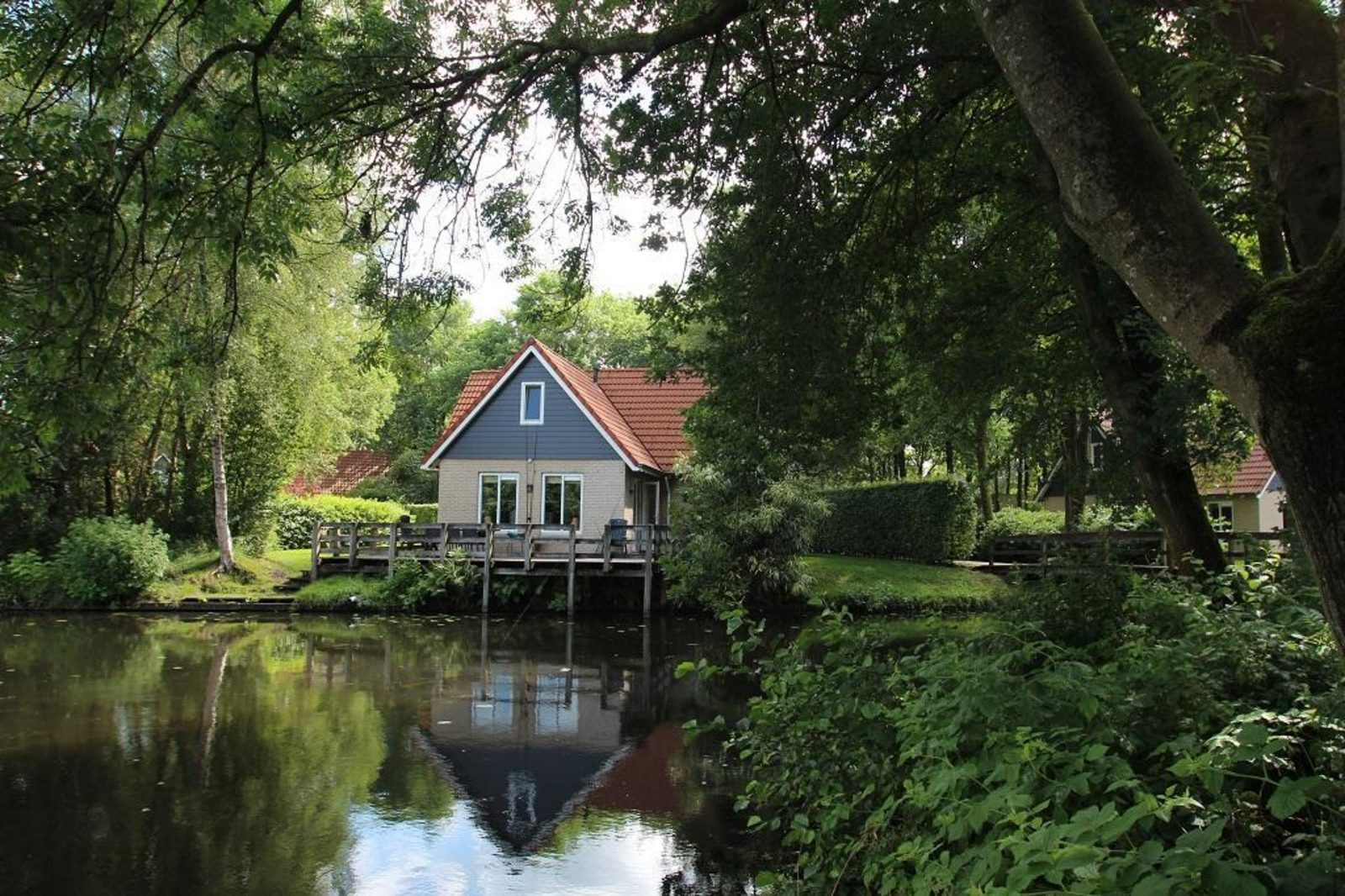 kindvriendelijke-6-persoons-woning-aan-het-water-op-een-vakantiepark-in-westerbork