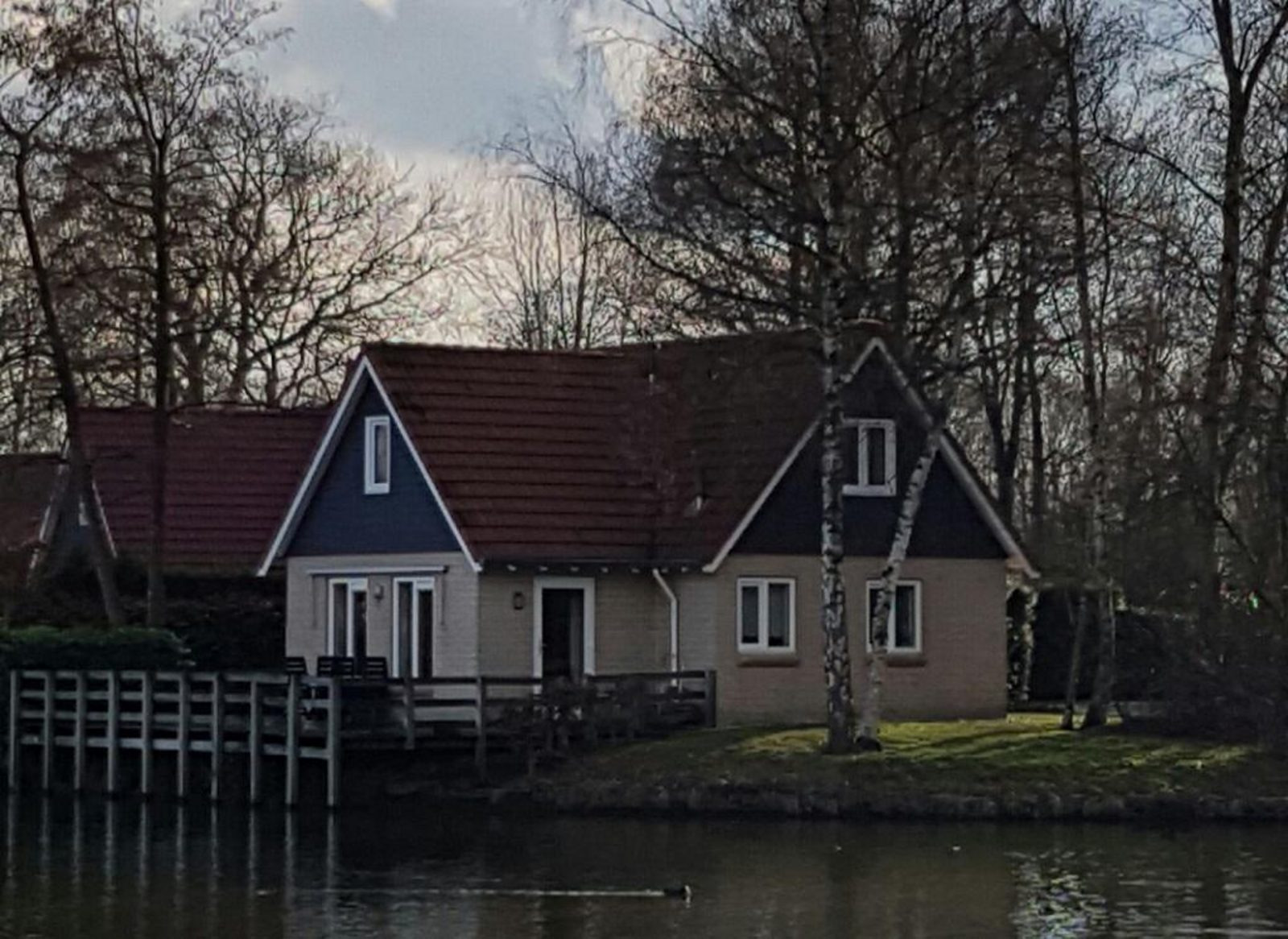 Vakantiehuis voor 6 personen gelegen aan het water op e