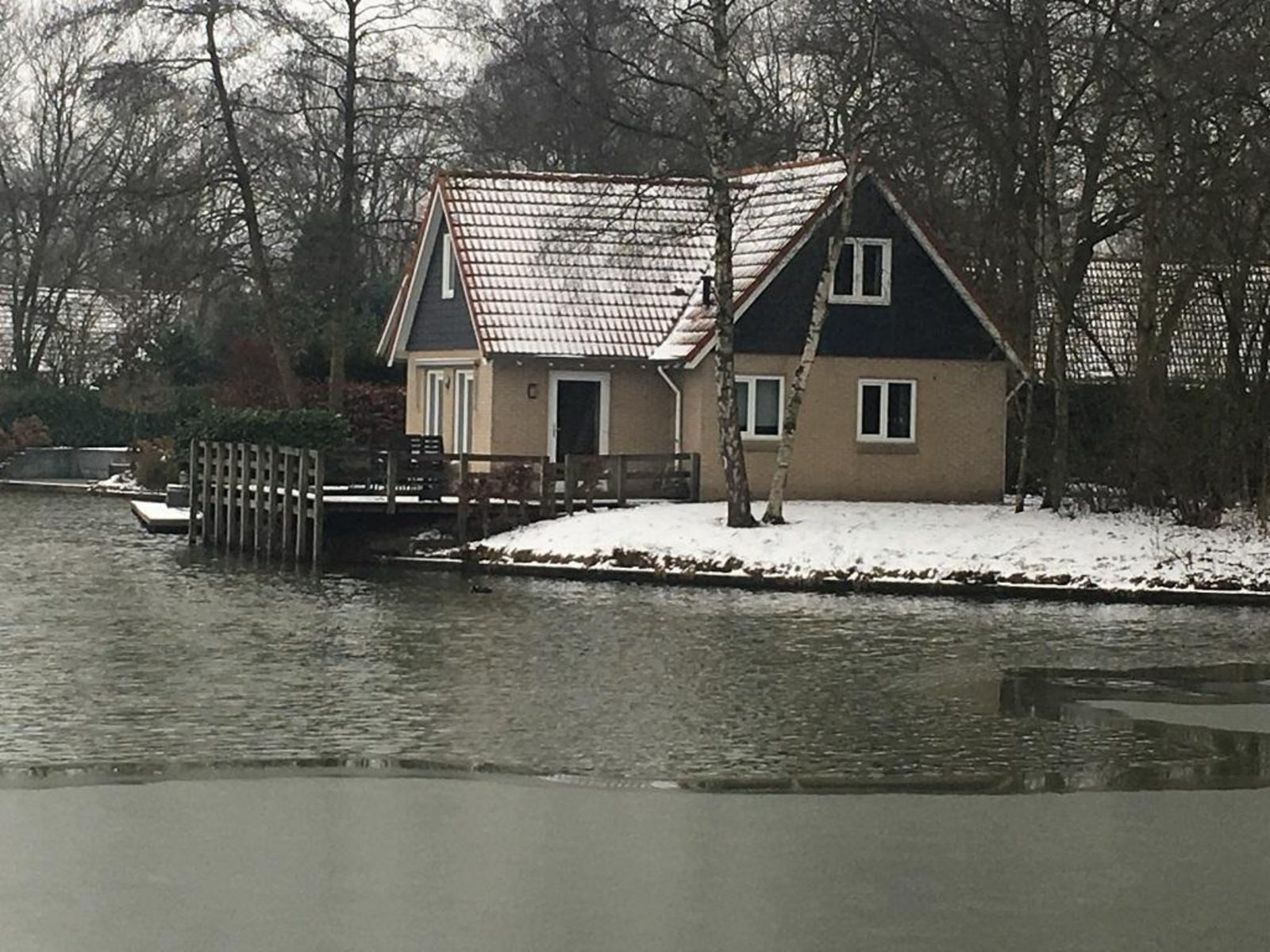 vakantiehuis-voor-6-personen-gelegen-aan-het-water-op-een-vakantiepark-in-westerbork