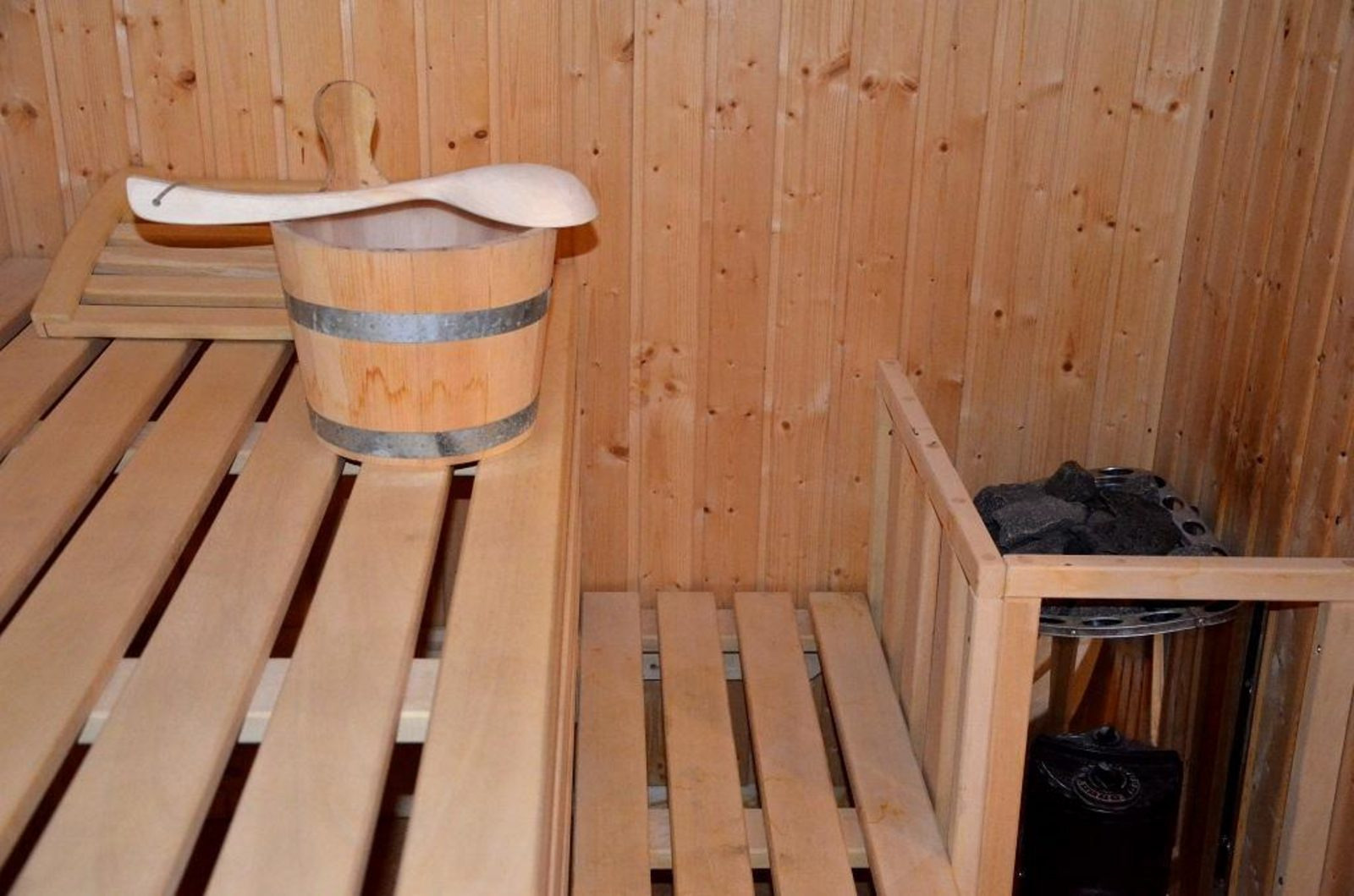 vrijstaand-6-persoons-vakantiehuis-met-sauna-gelegen-aan-het-water-in-westerbork