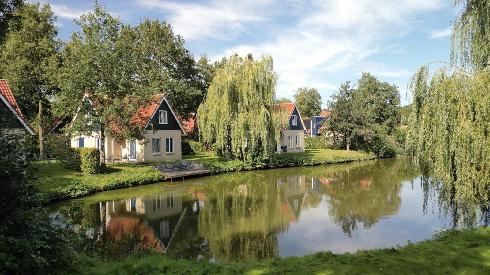 Heerlijk 6 persoons vakantiehuis direct aan het water i