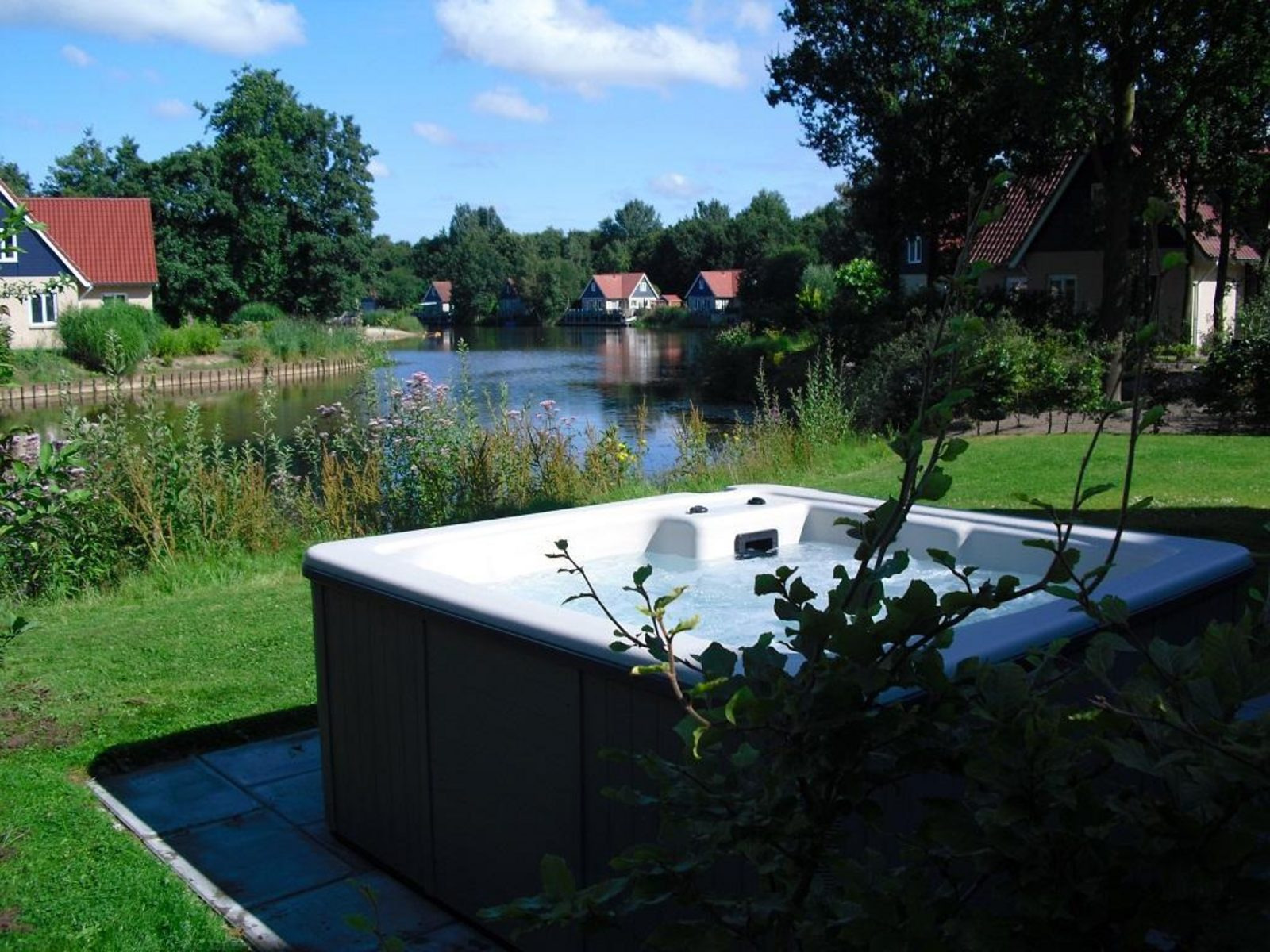 ferienhaus-am-wasser-fur-6-personen-mit-sauna-und-whirlpool-in-westerbork