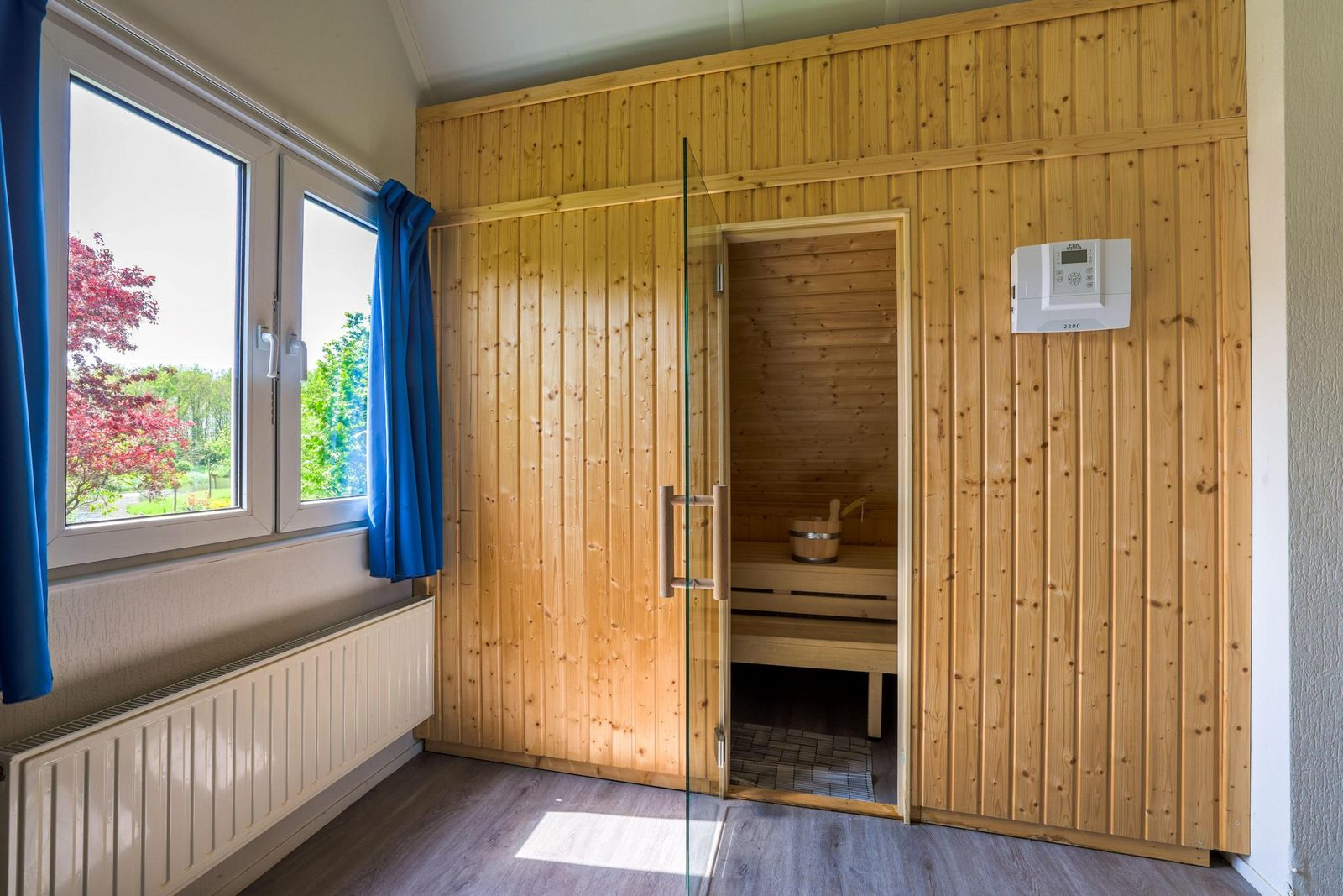 vrijstaand-6-persoons-vakantiehuis-met-bubbelbad-en-sauna