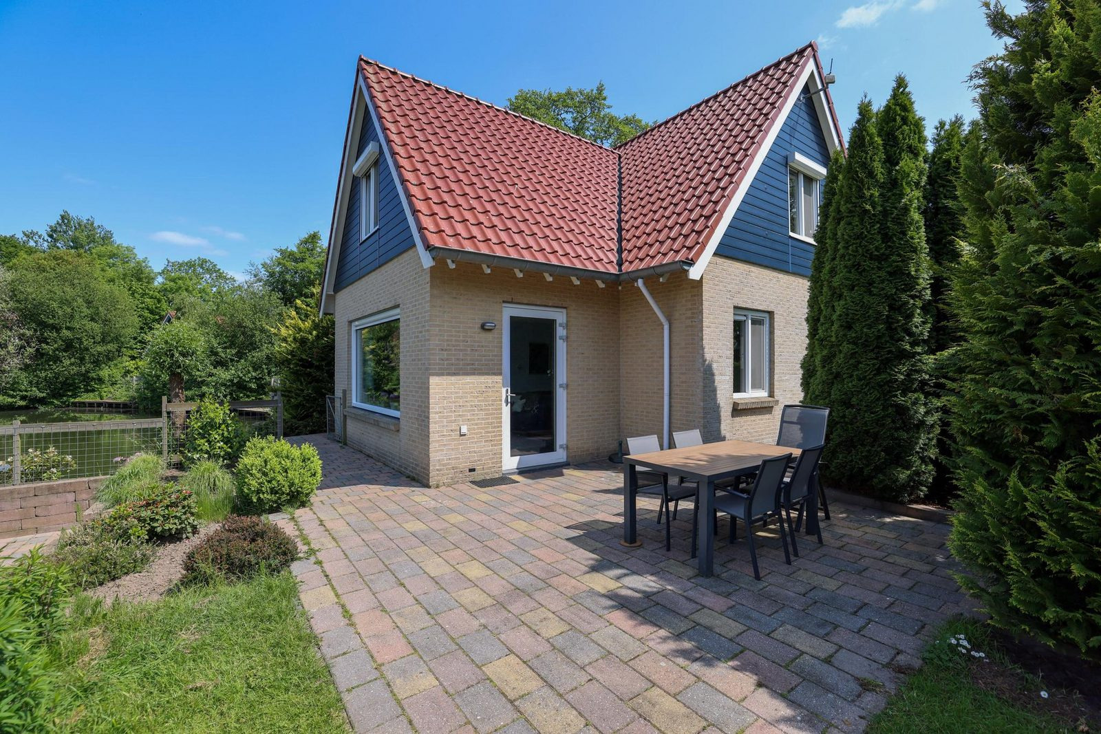 sfeervol-8-persoons-vakantiehuis-direct-aan-het-water-in-westerbork