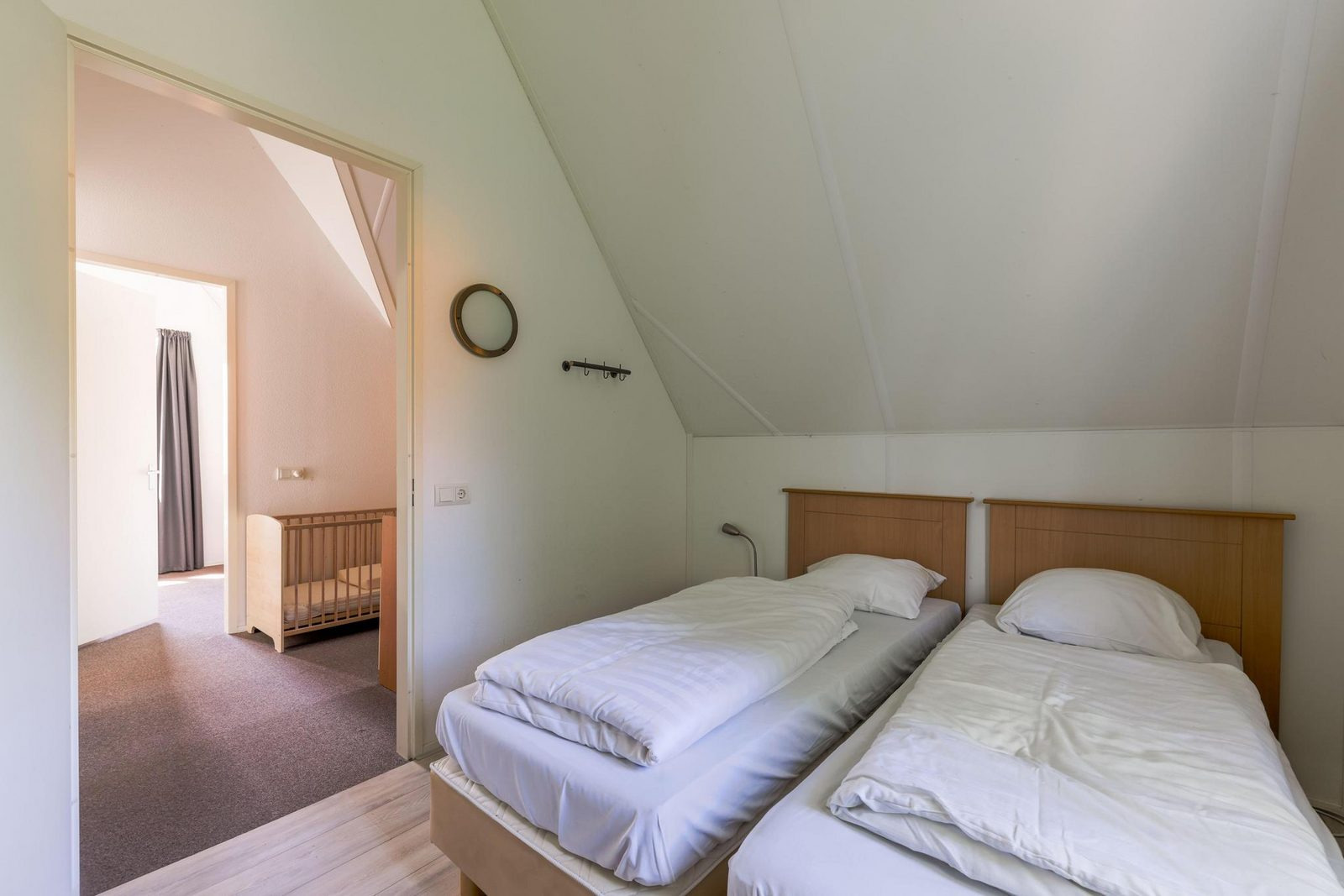 sfeervol-8-persoons-vakantiehuis-direct-aan-het-water-in-westerbork