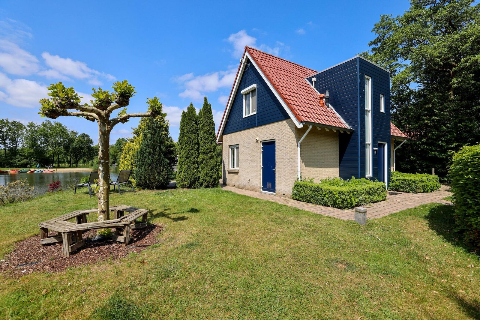 sfeervol-8-persoons-vakantiehuis-direct-aan-het-water-in-westerbork