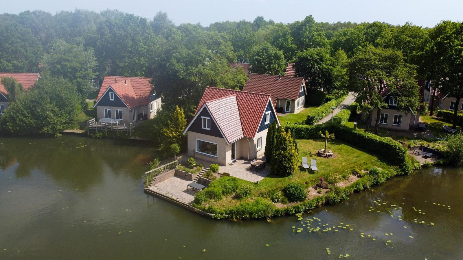 sfeervol-8-persoons-vakantiehuis-direct-aan-het-water-in-westerbork