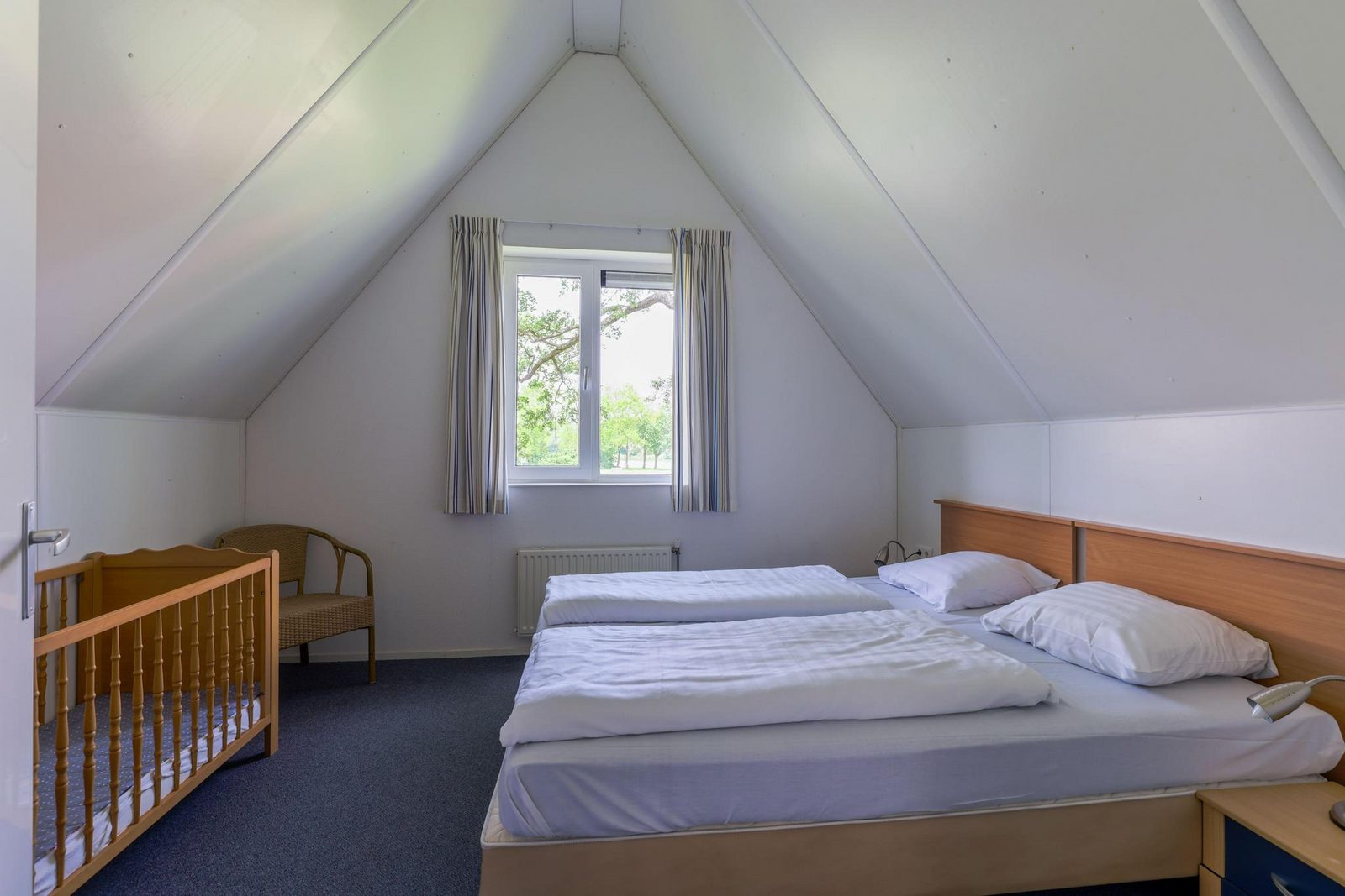 vrijstaand-8-persoons-vakantiehuis-met-sauna-gelegen-aan-het-water-in-westerbork