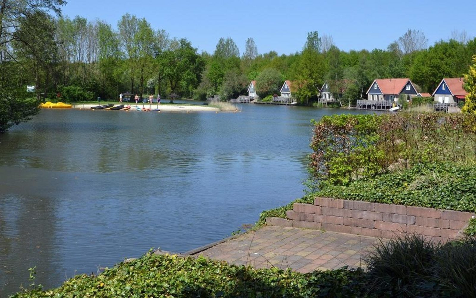 vrijstaand-8-persoons-vakantiehuis-met-sauna-gelegen-aan-het-water-in-westerbork