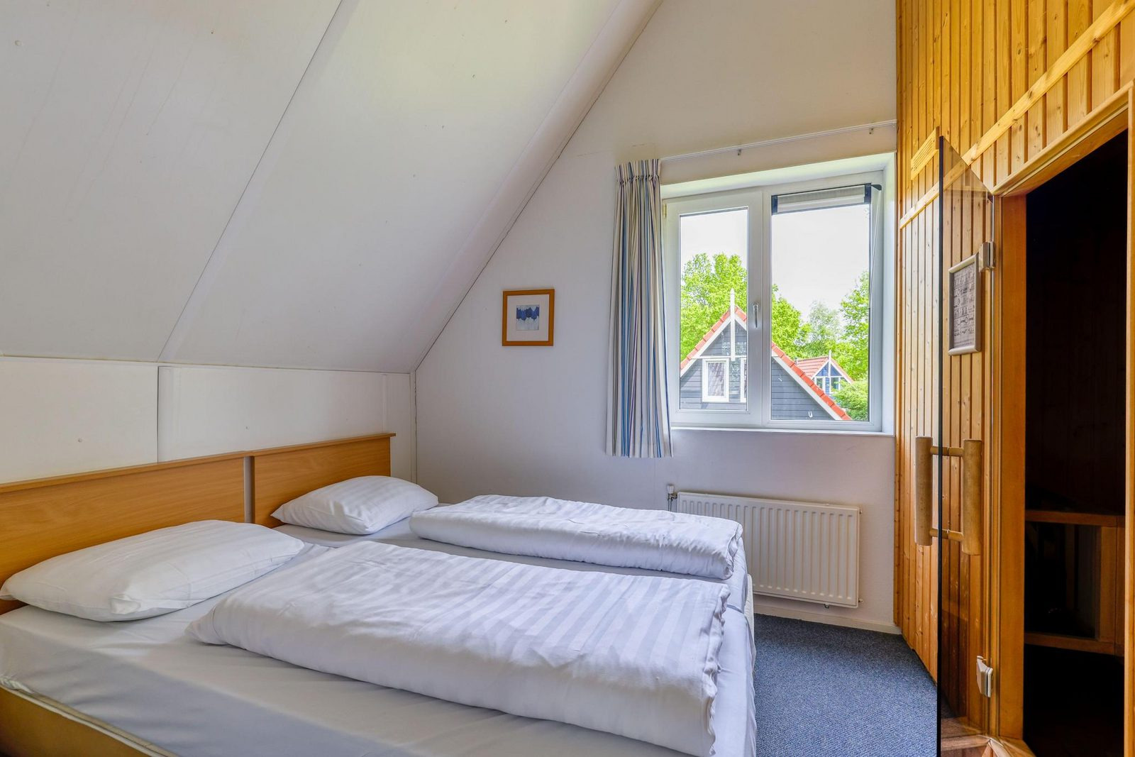 vrijstaand-8-persoons-vakantiehuis-met-sauna-gelegen-aan-het-water-in-westerbork