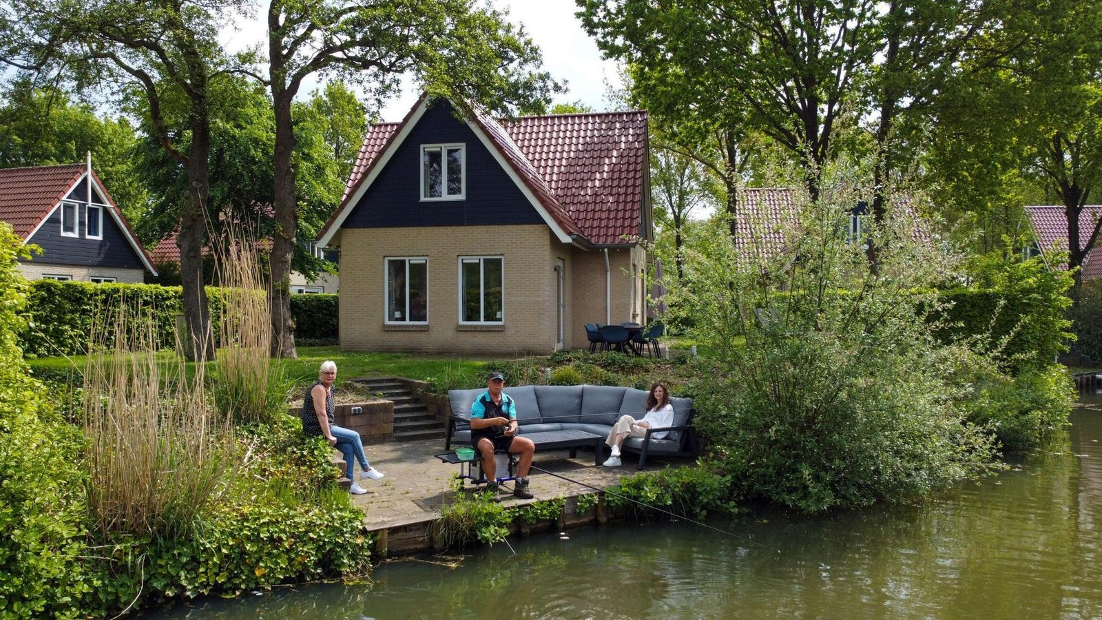 vrijstaand-8-persoons-vakantiehuis-met-sauna-gelegen-aan-het-water-in-westerbork