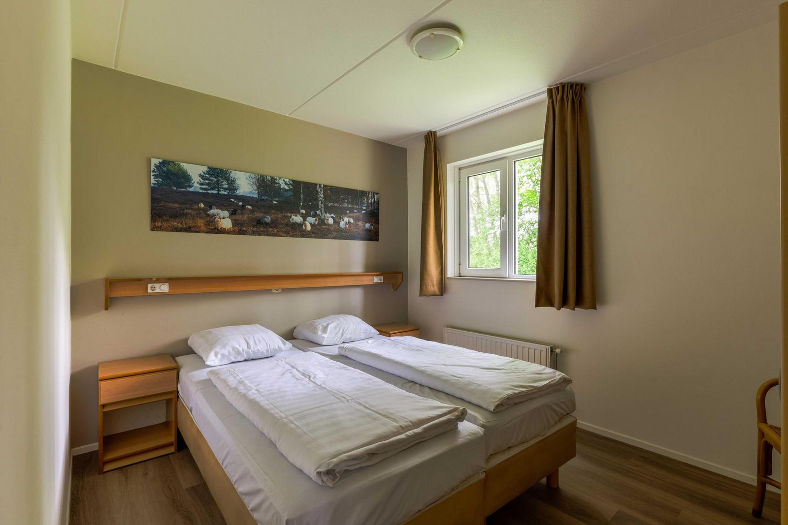 ruim-8-persoons-vakantiehuis-met-sauna-op-vakantiepark-in-westerbork