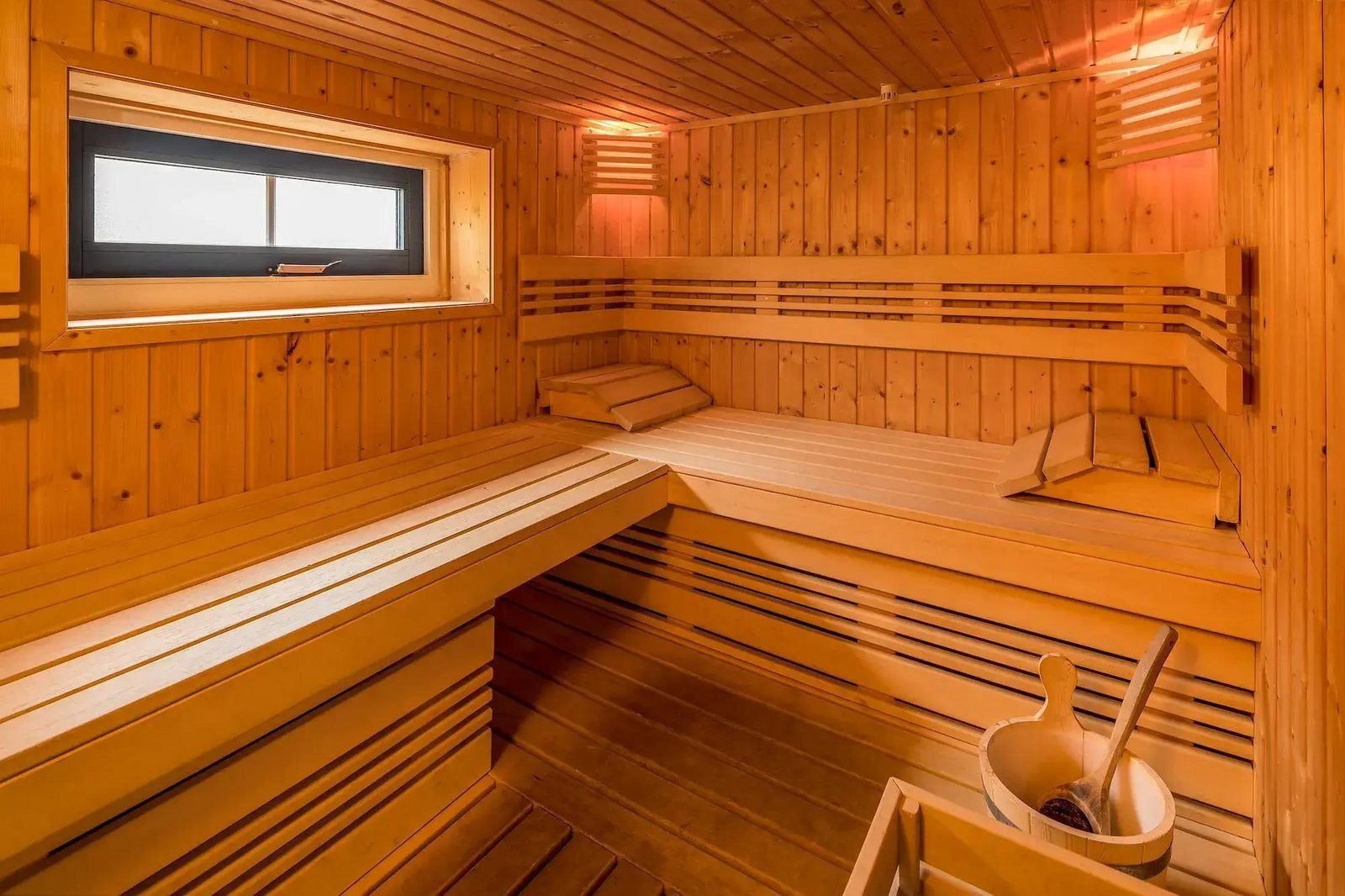 10-persoons-landhuis-met-sauna-op-een-vakantiepark-in-drenthe