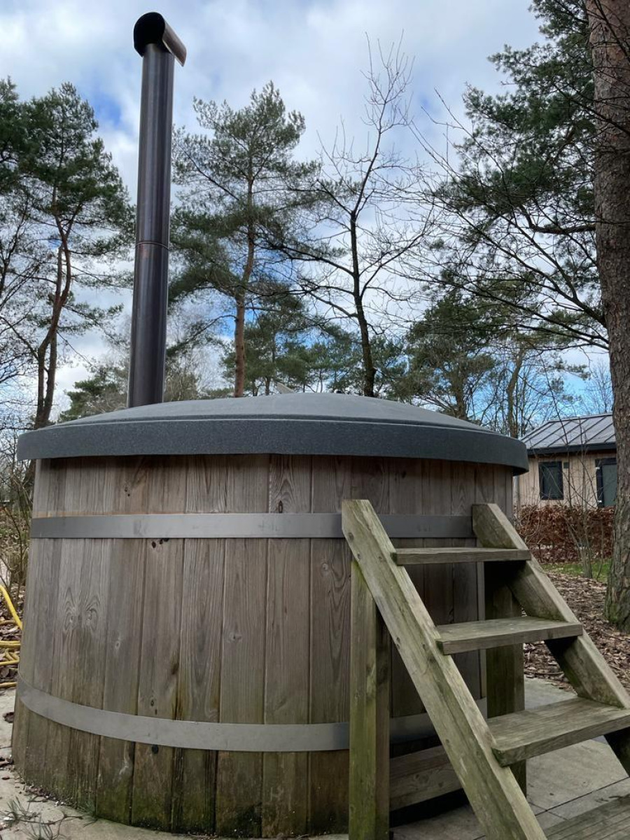 heerlijke-chalet-voor-4-personen-met-een-hottub-in-bosrijk-gebied