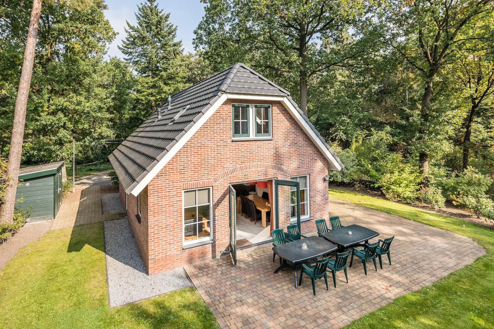 vrijstaande-8-persoons-bungalow-op-een-vakantiepark-in-drenthe