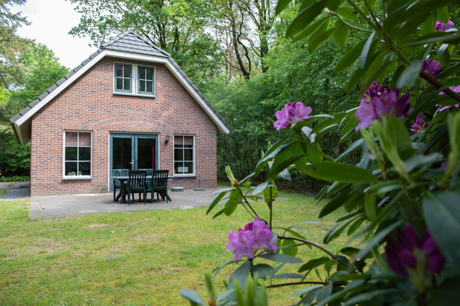 vrijstaande-8-persoons-bungalow-op-een-vakantiepark-in-drenthe
