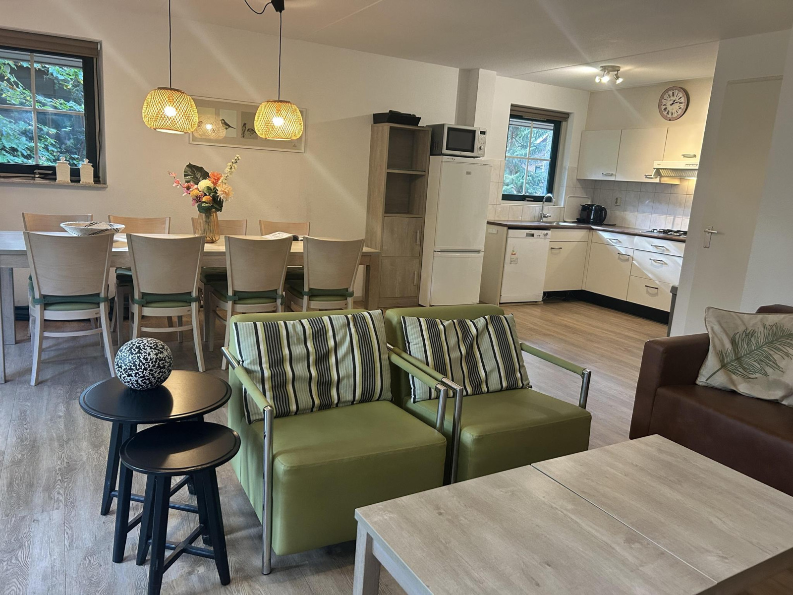 vrijstaande-8-persoons-bungalow-op-een-vakantiepark-in-drenthe