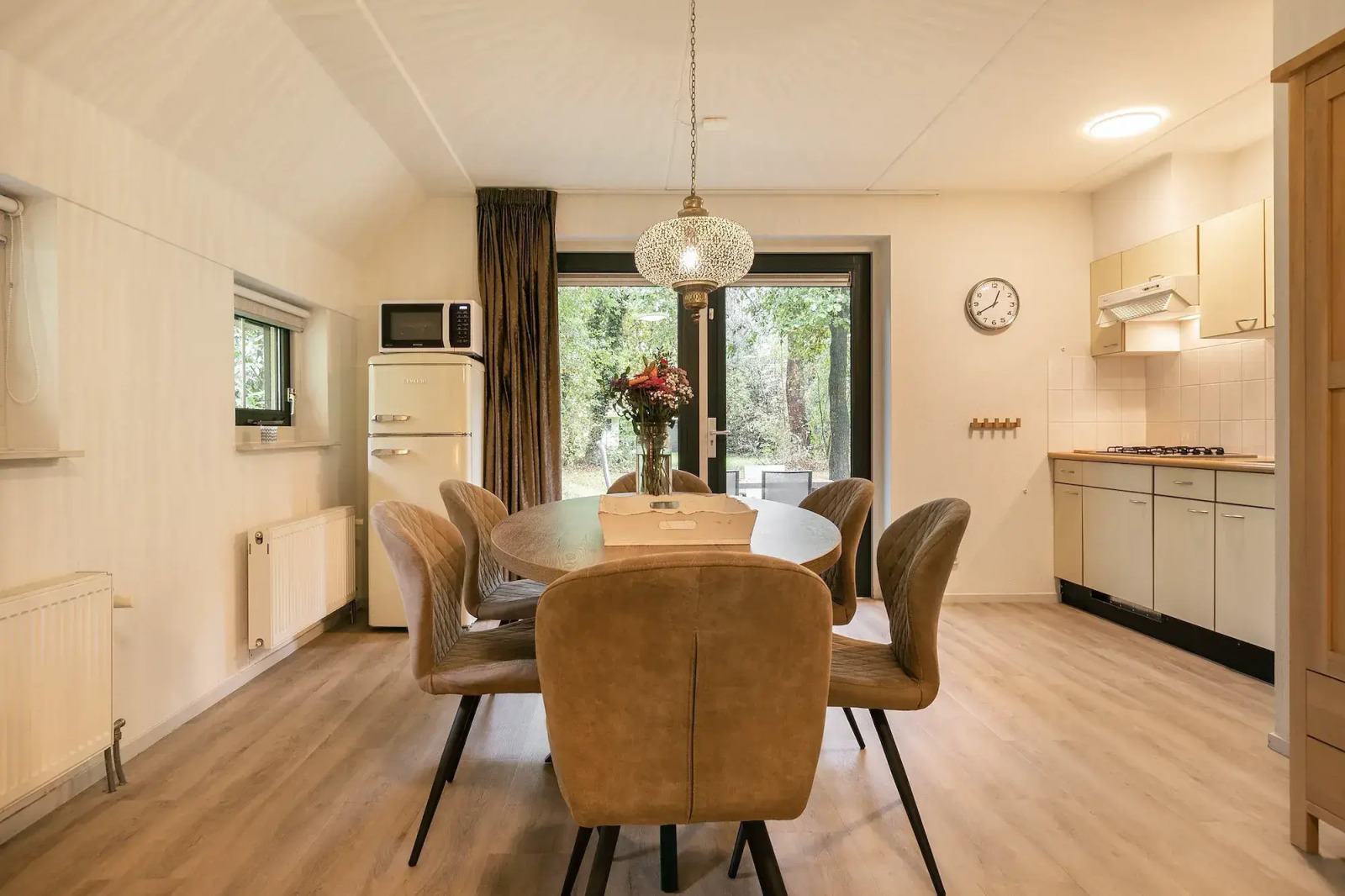 vrijstaande-4-2-vakantiehuis-met-bedstee-ideaal-voor-gezinnen-op-een-vakantiepark