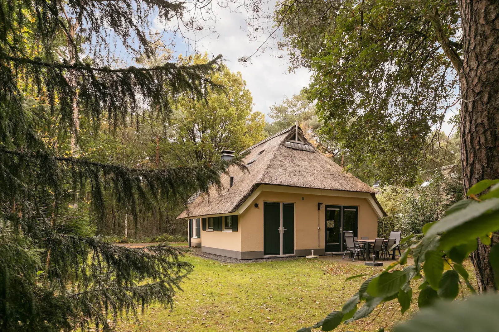 vrijstaande-4-2-vakantiehuis-met-bedstee-ideaal-voor-gezinnen-op-een-vakantiepark