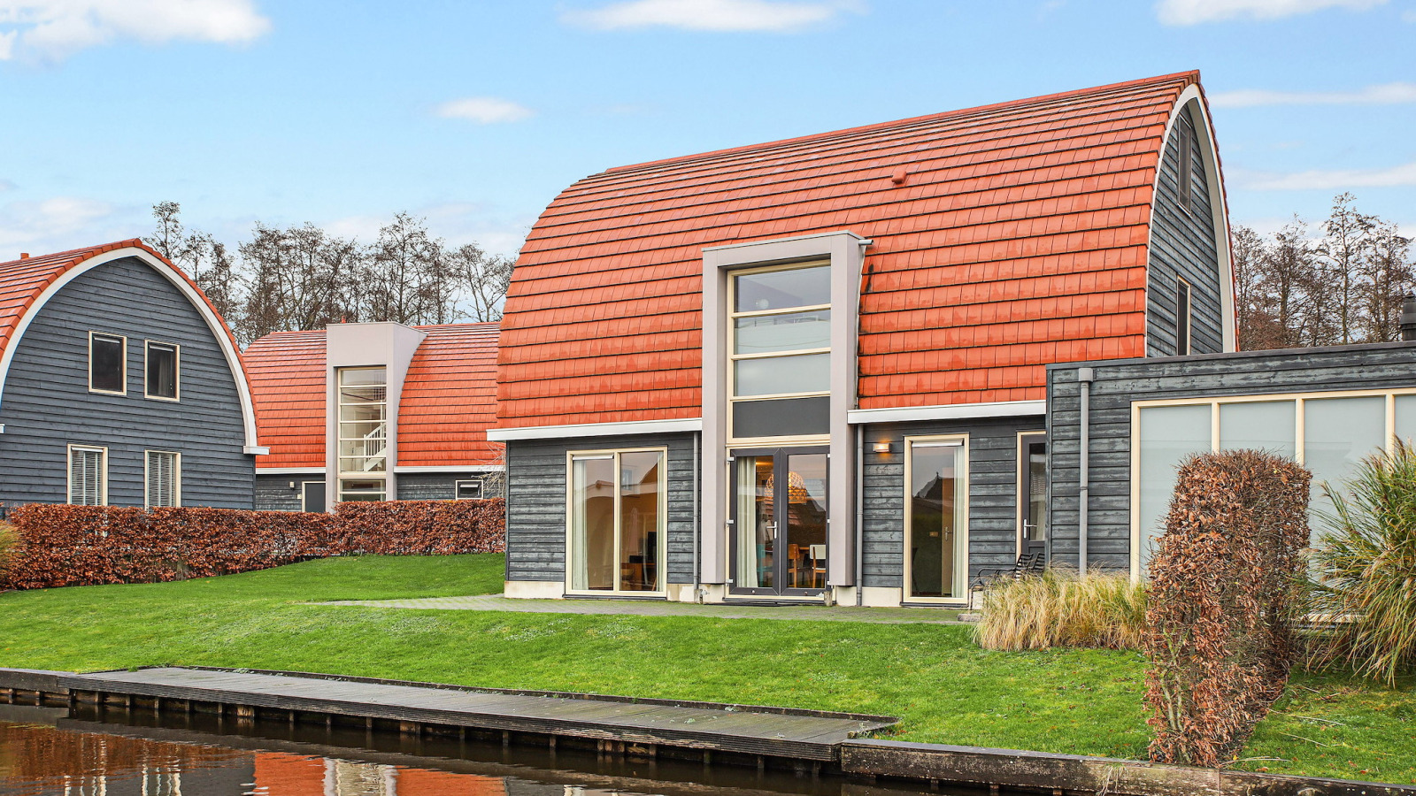 Comfortabele bungalow voor 10 personen met wellness en terras aan het water in Drenthe — groepsaccommodatie in Midlaren