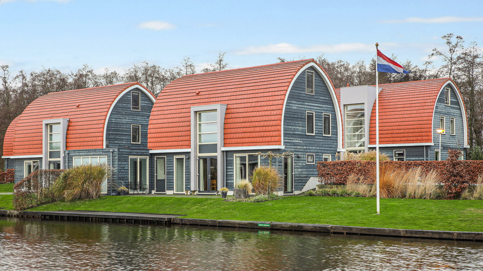 Luxe bungalow voor 10 personen met privé zwembad, sauna en zonnebank aan het water — groepsaccommodatie in Midlaren