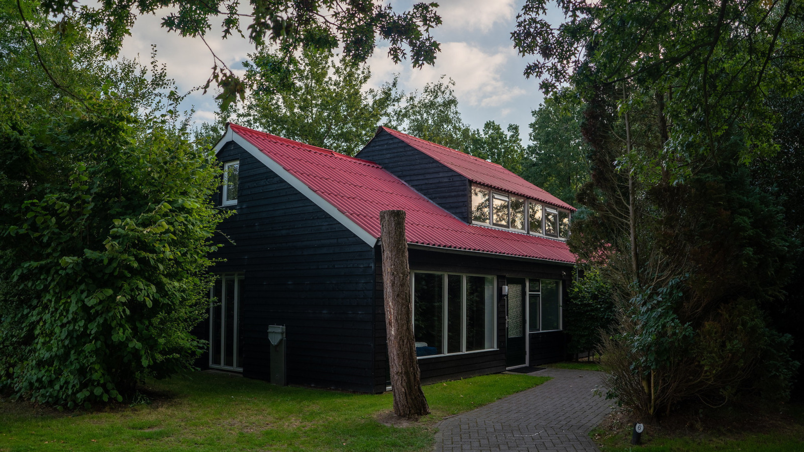 Rolstoeltoegankelijke bungalow voor 12 personen op waterrijk park in bosrijke omgeving — groepsaccommodatie in Midlaren
