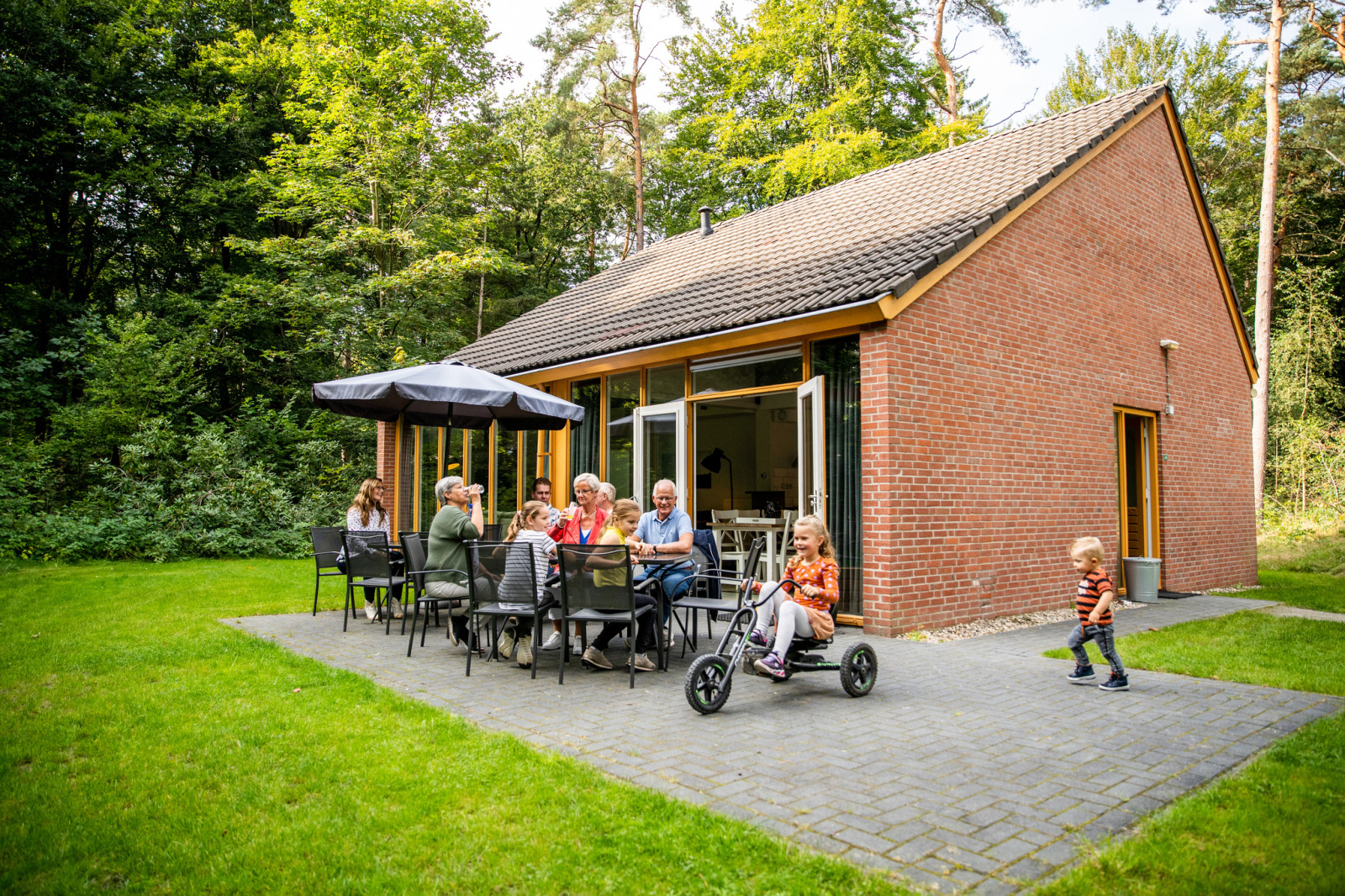 Ruime 12-persoons wellness bungalow met sauna op bosrijk vakantiepark in Drenthe — groepsaccommodatie in Norg