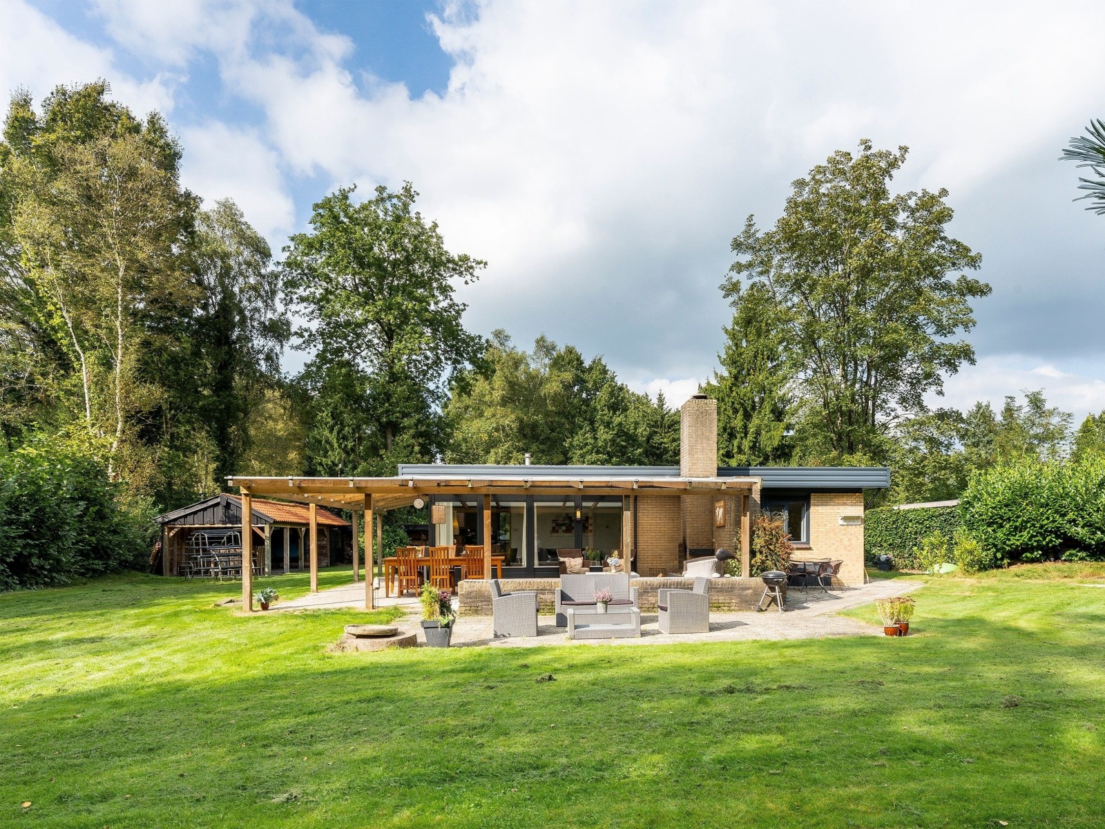 Familievriendelijke 6-persoons bungalow met hottub, infraroodsauna en veranda in Koekange