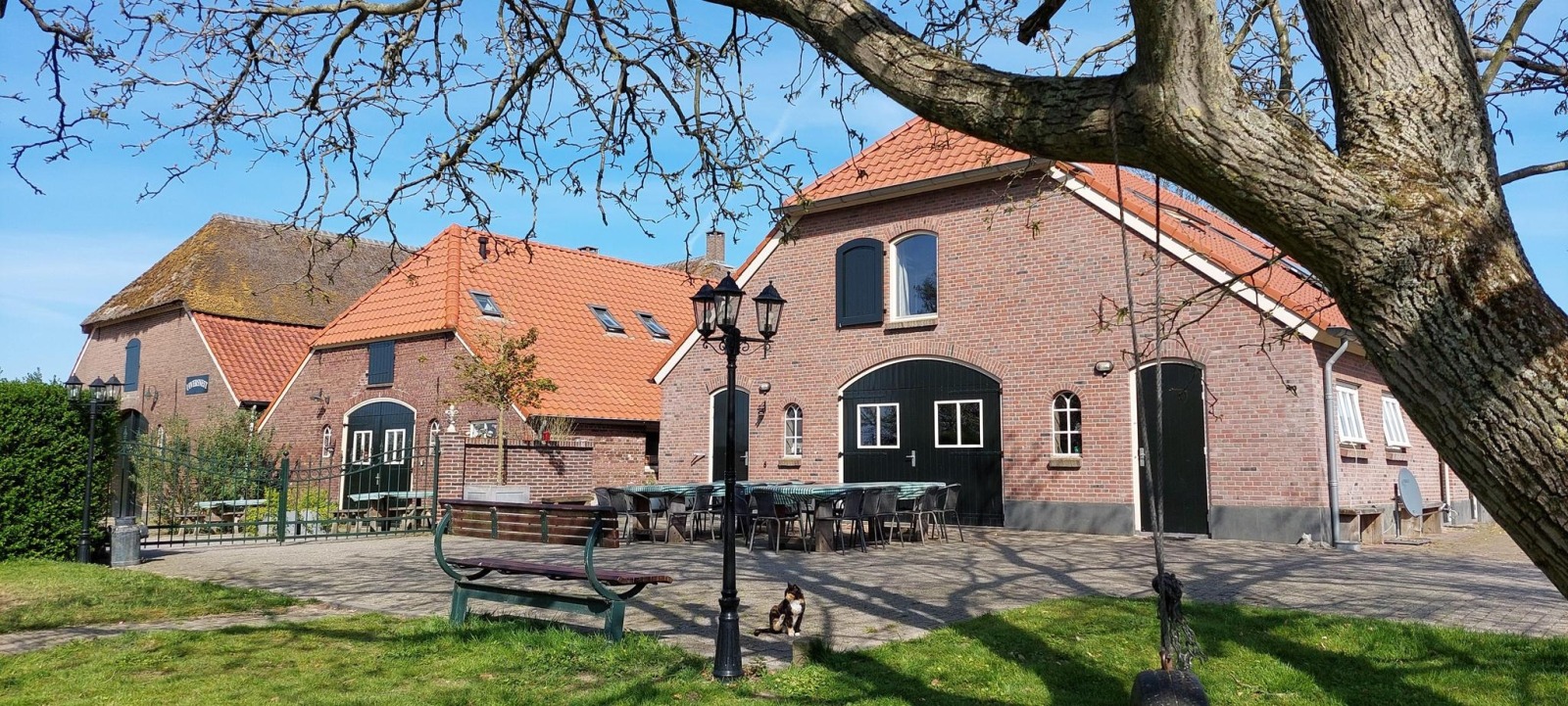 Ruime groepsaccommodatie voor 24-personen met moderne keuken in Deest