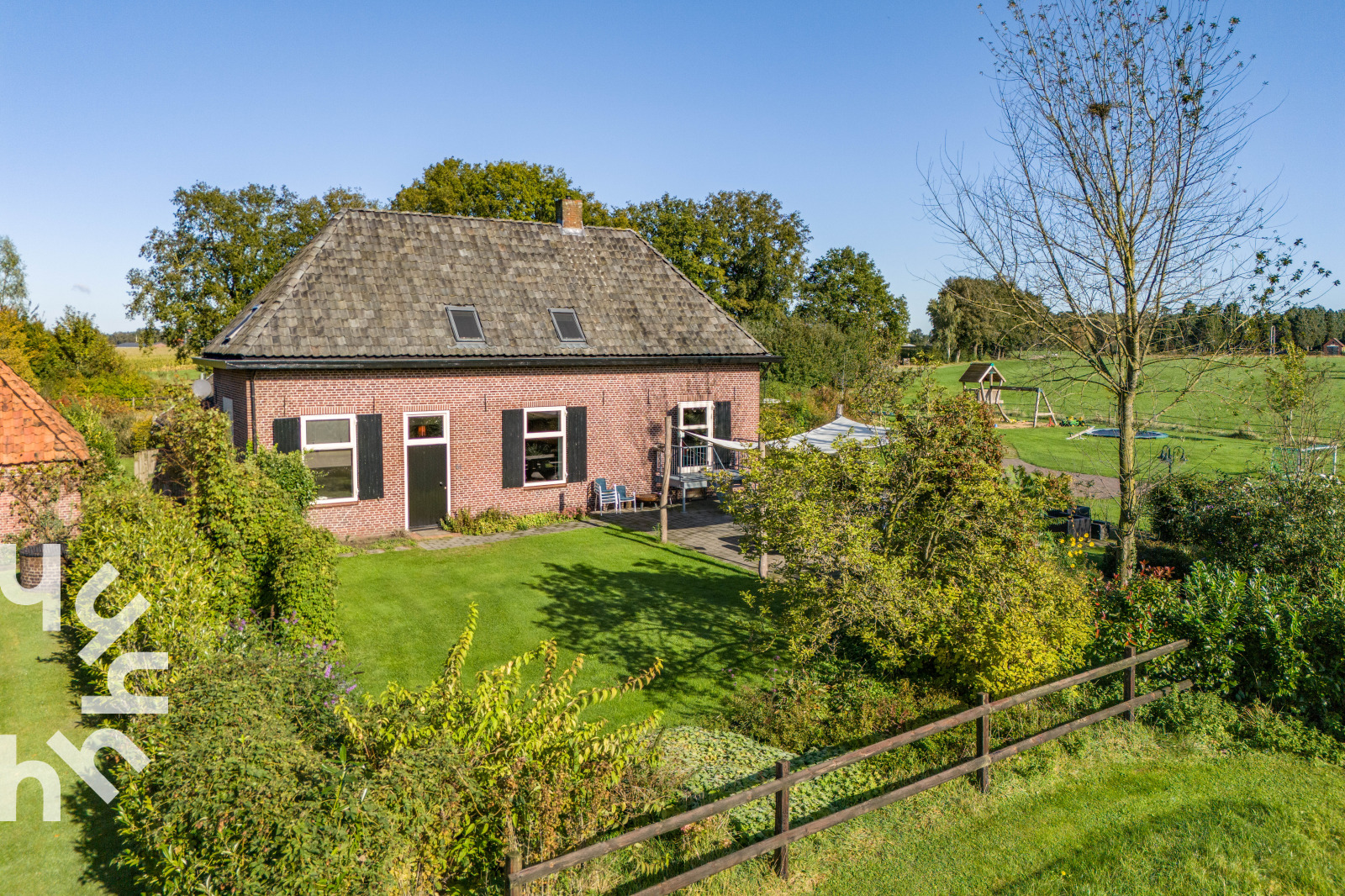 Heerlijke 15 persoons vakantieboerderij met gratis WiFi in Halle.