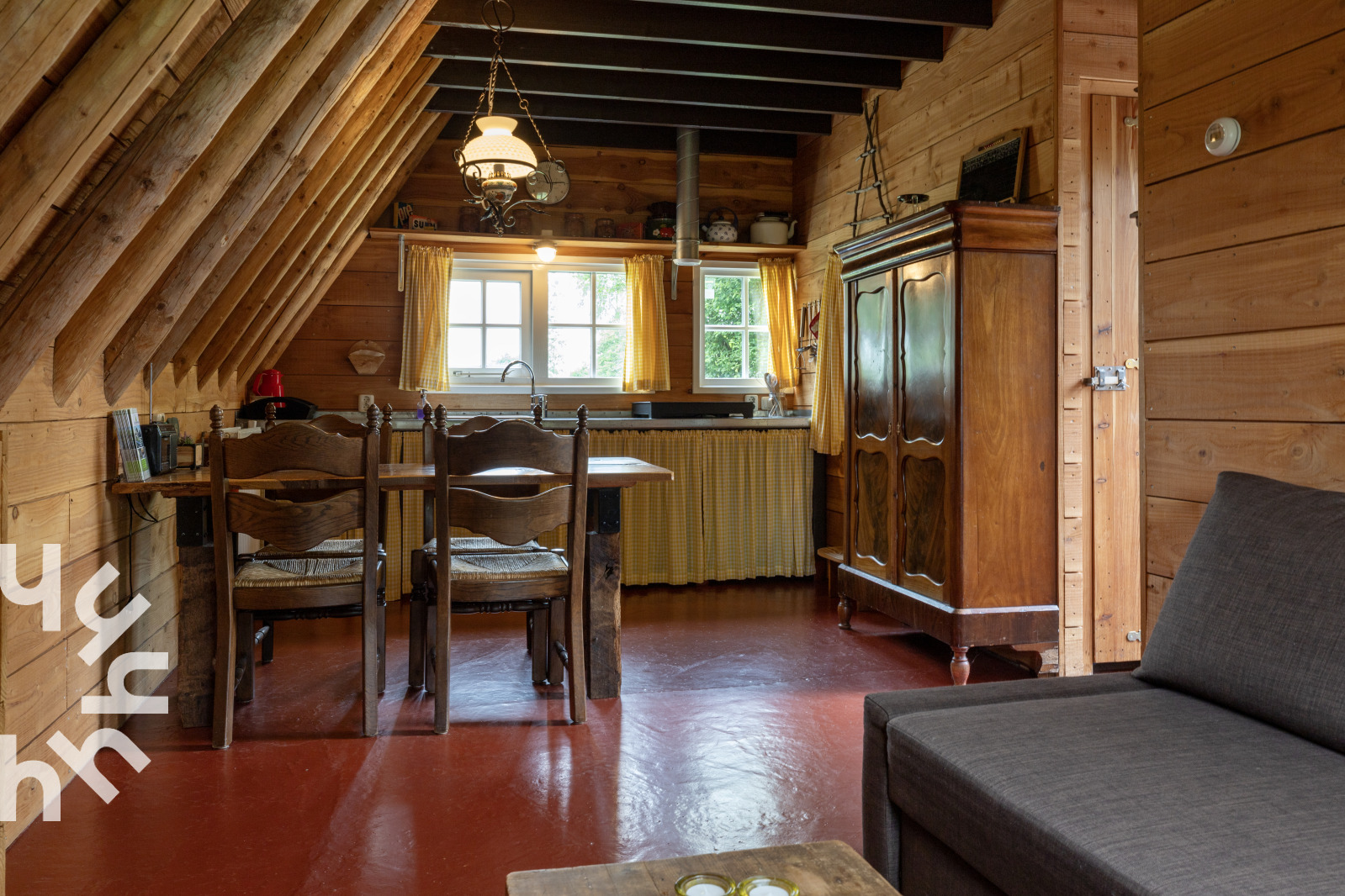 idylische-4-persoons-drentse-plaggenhut-naast-een-wijngaard-met-alle-comfort