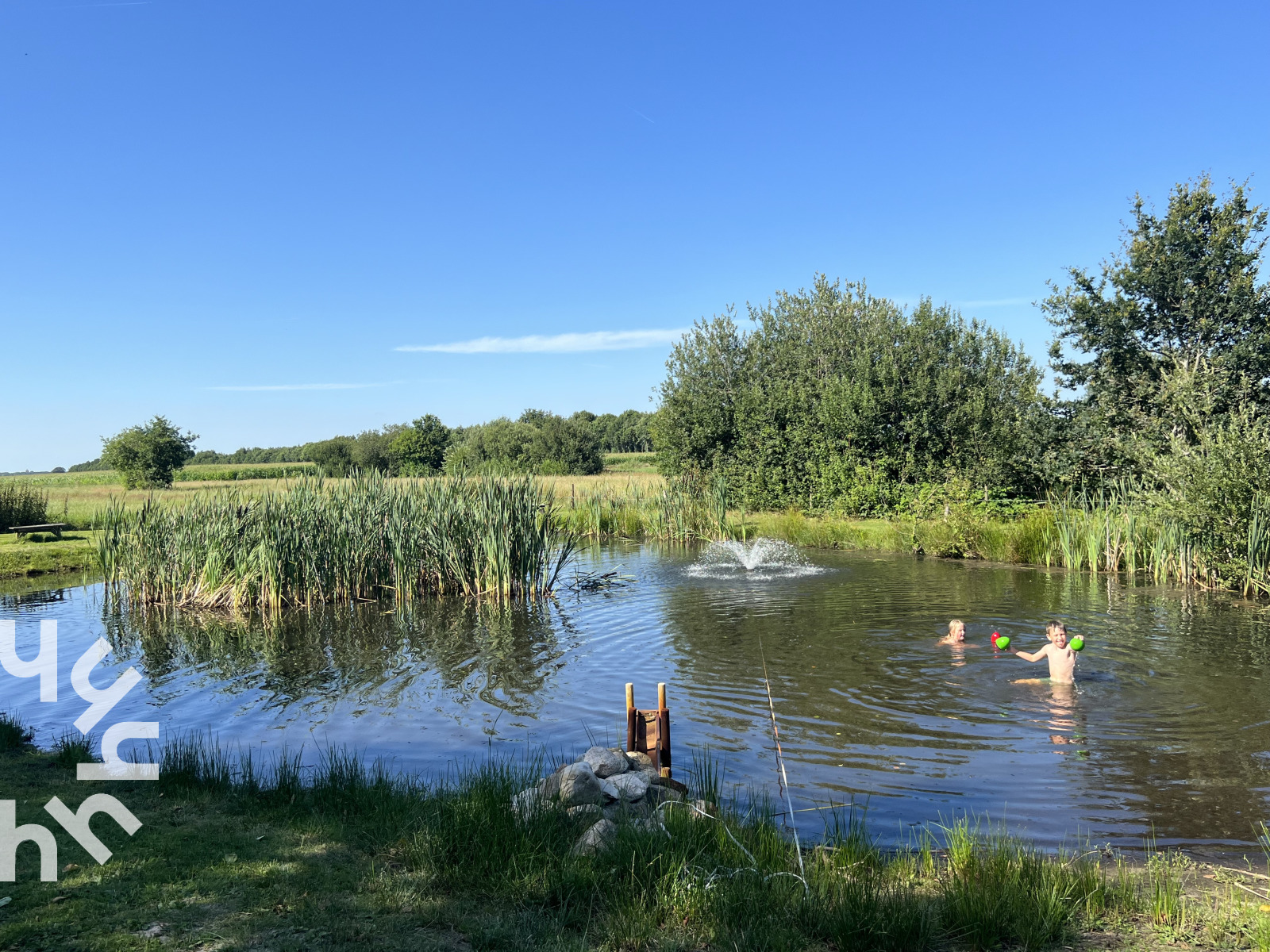 idylische-4-persoons-drentse-plaggenhut-naast-een-wijngaard-met-alle-comfort