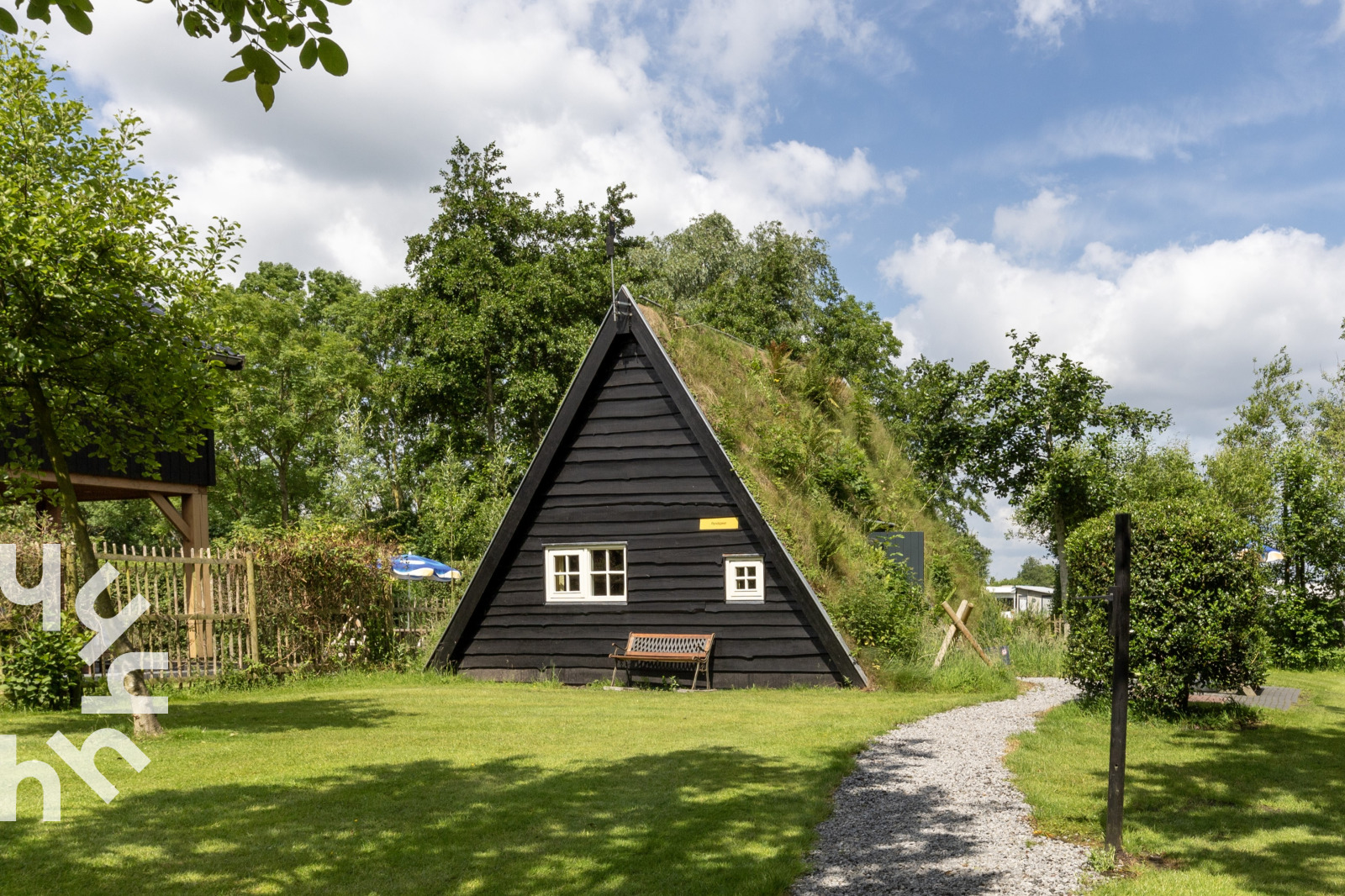 Idylische 4 persoons Drentse Plaggenhut naast een wijng