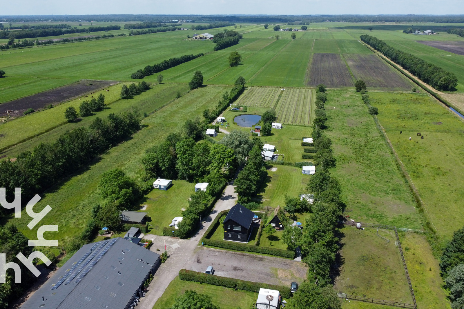 idylische-4-persoons-drentse-plaggenhut-naast-een-wijngaard-met-alle-comfort