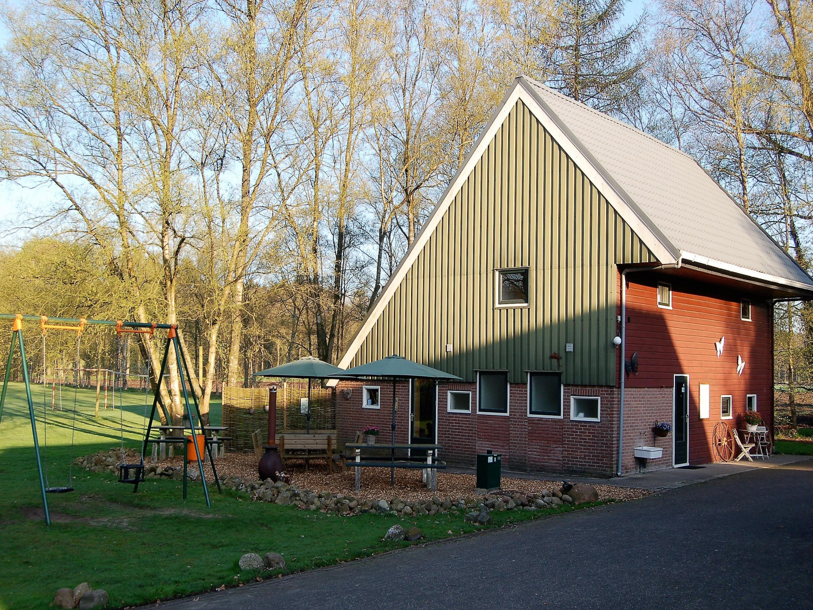 Mooi 12 persoons vakantiehuis midden in het bos in Dren