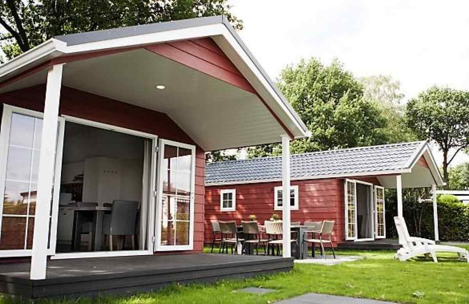 twee-knusse-4-persoons-chalets-bijelkaar-op-een-vakantiepark