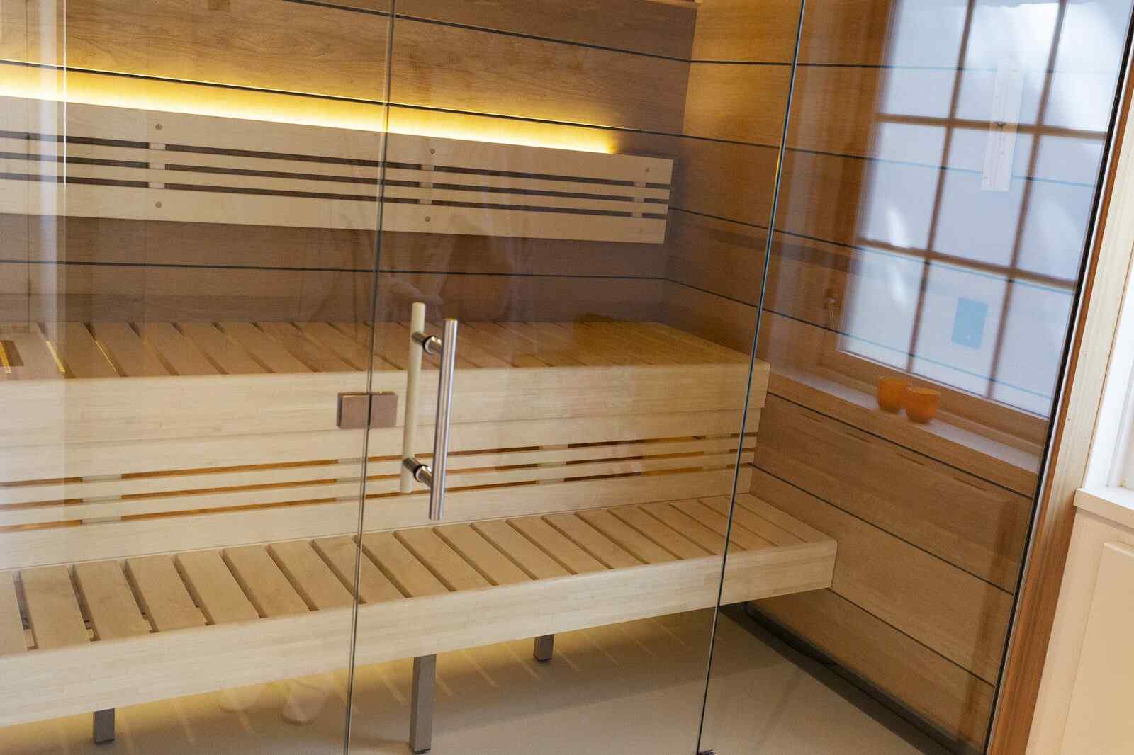 modern-wellnesshuis-voor-4-personen-met-hottub-sunshower-regendouche-en-ligbad