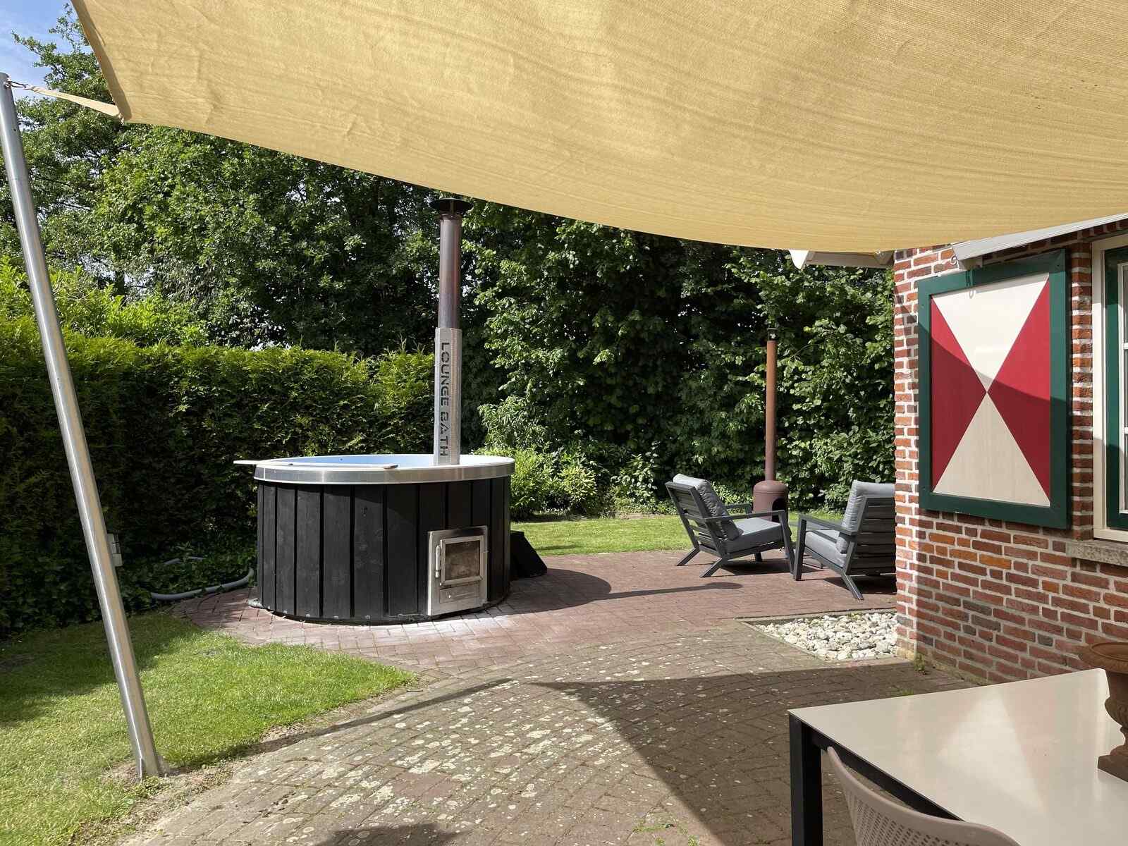 modern-wellnesshuis-voor-4-personen-met-hottub-sunshower-regendouche-en-ligbad