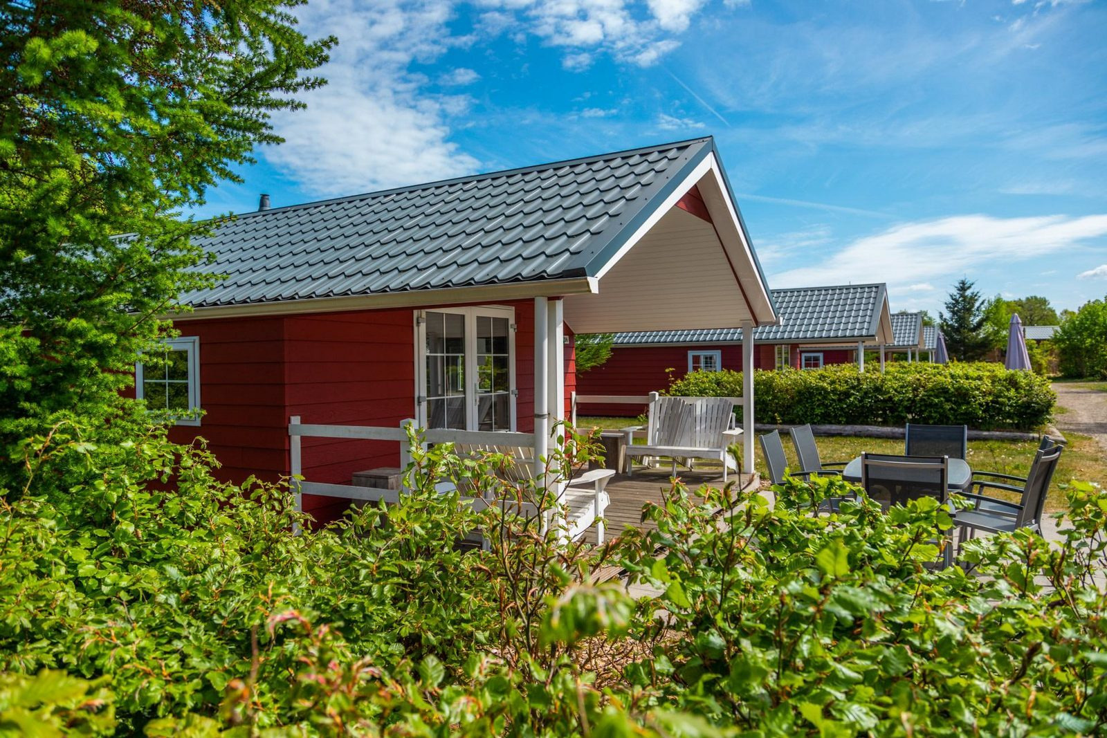 6-persoons-chalet-op-een-vakantiepark-met-buitenzwembad