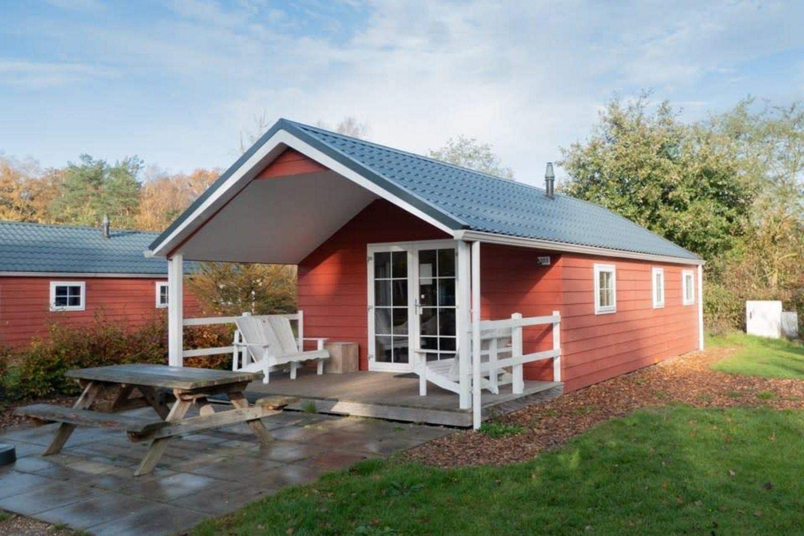 6-persoons-chalet-op-een-vakantiepark-met-buitenzwembad