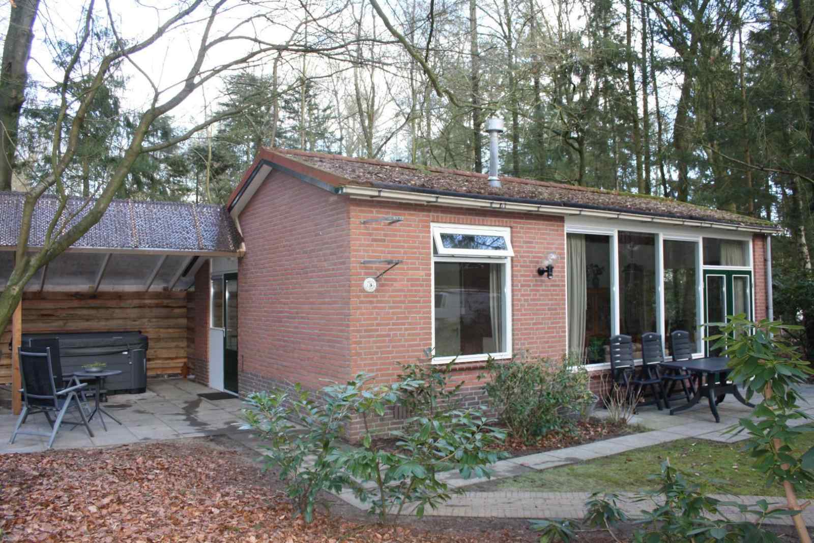 4-persoons-vakantiehuis-met-heerlijke-prive-bubbelbad-en-sauna-in-de-bossen-op-de-veluwe