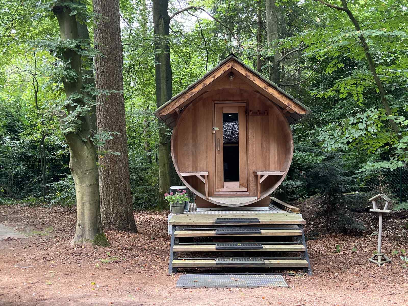4-persoons-vakantiehuis-met-heerlijke-prive-bubbelbad-en-sauna-in-de-bossen-op-de-veluwe