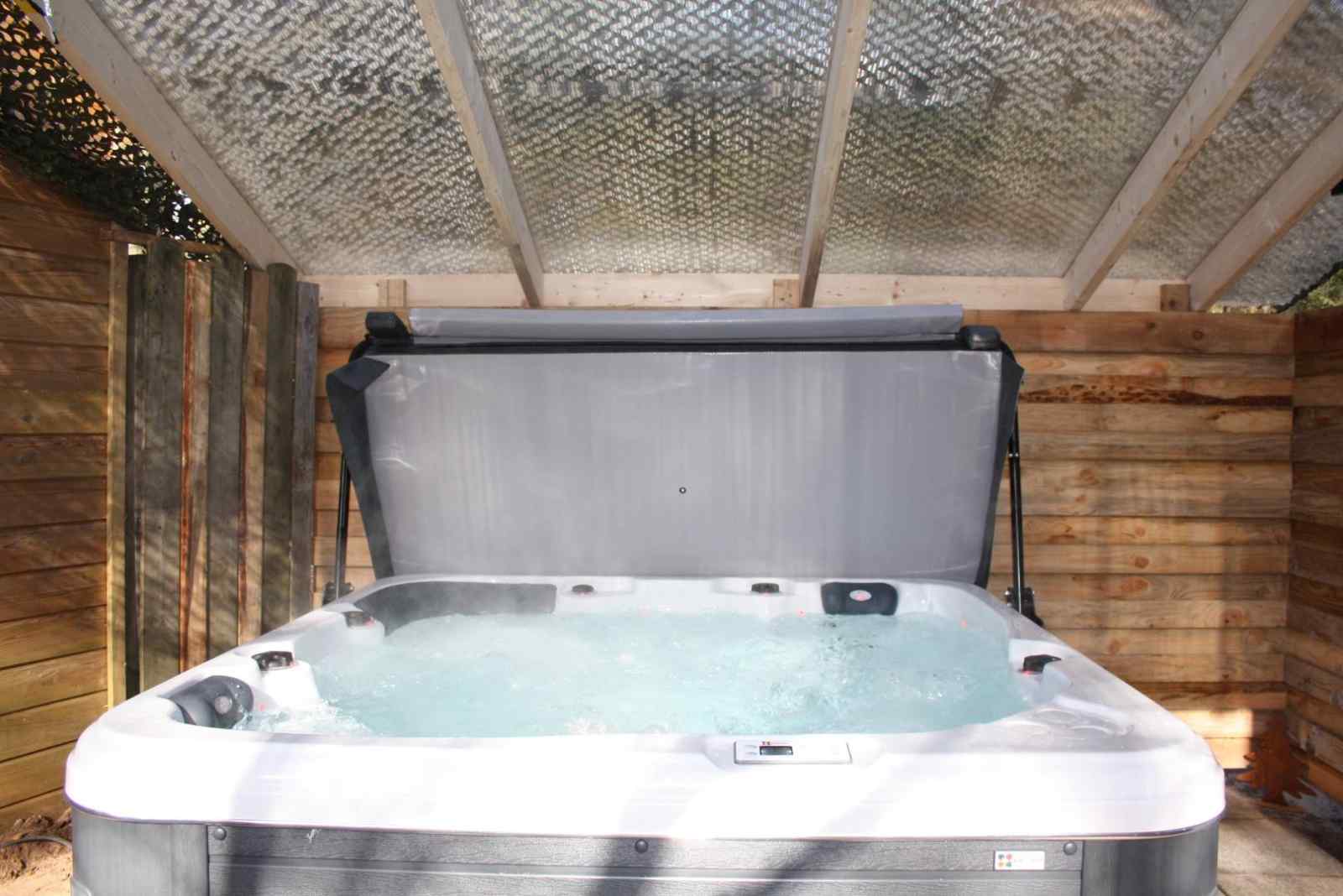 4-persoons-vakantiehuis-met-heerlijke-prive-bubbelbad-en-sauna-in-de-bossen-op-de-veluwe