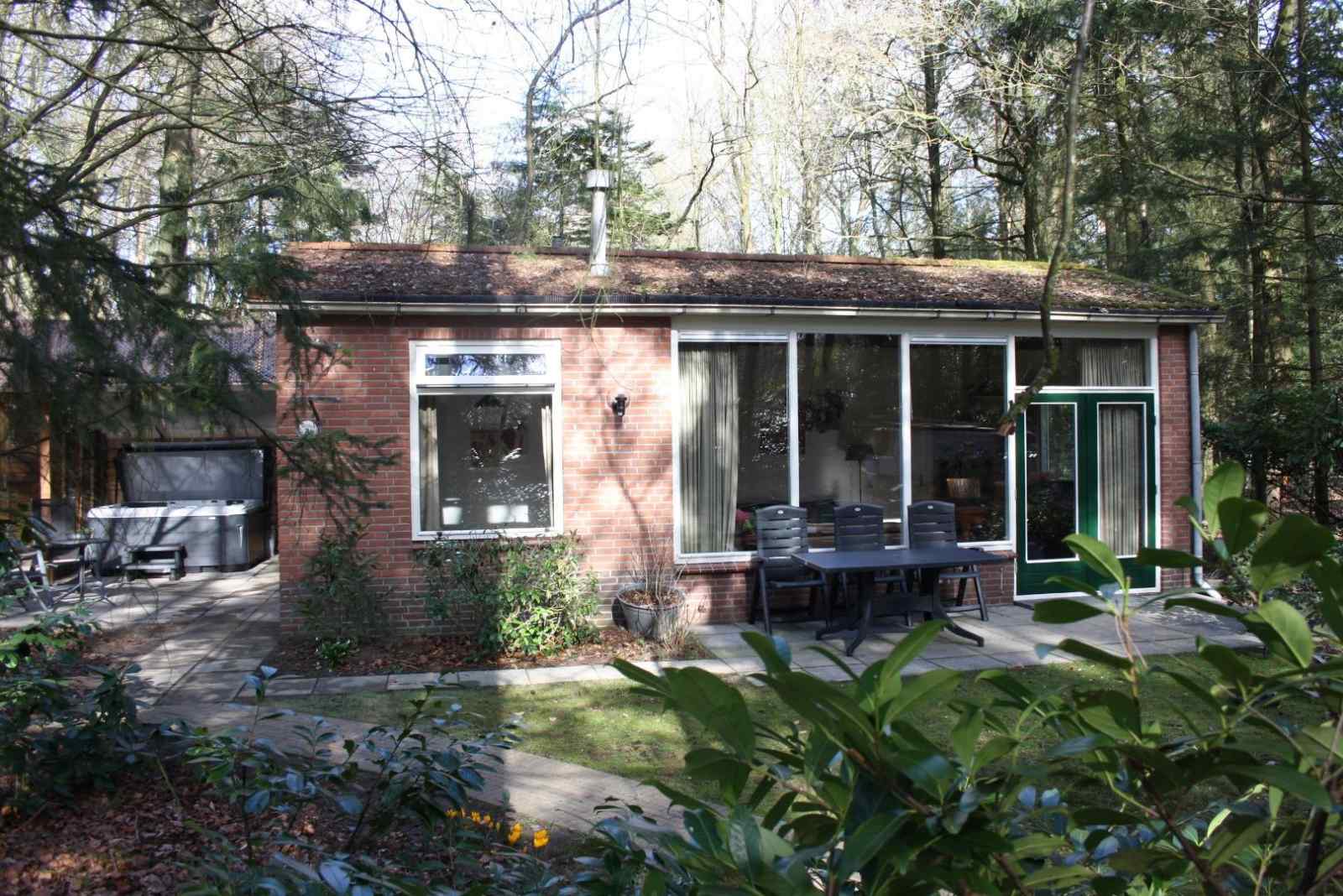 4-persoons-vakantiehuis-met-heerlijke-prive-bubbelbad-en-sauna-in-de-bossen-op-de-veluwe