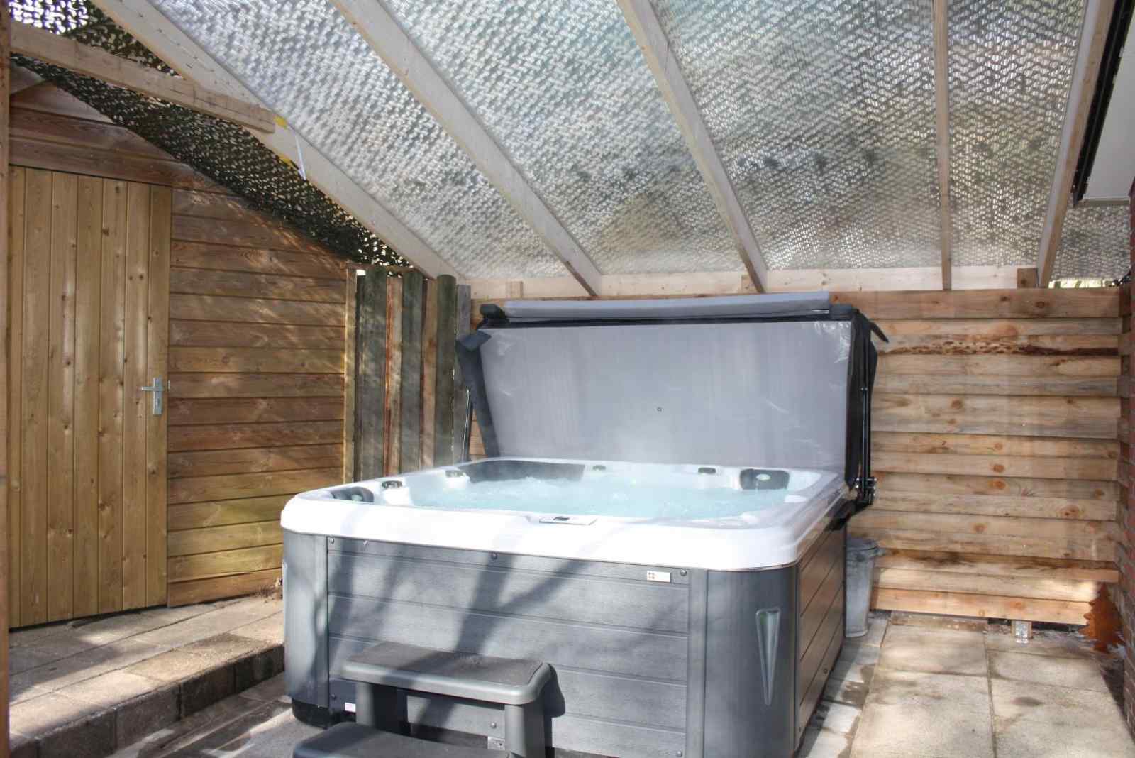 4-persoons-vakantiehuis-met-heerlijke-prive-bubbelbad-en-sauna-in-de-bossen-op-de-veluwe