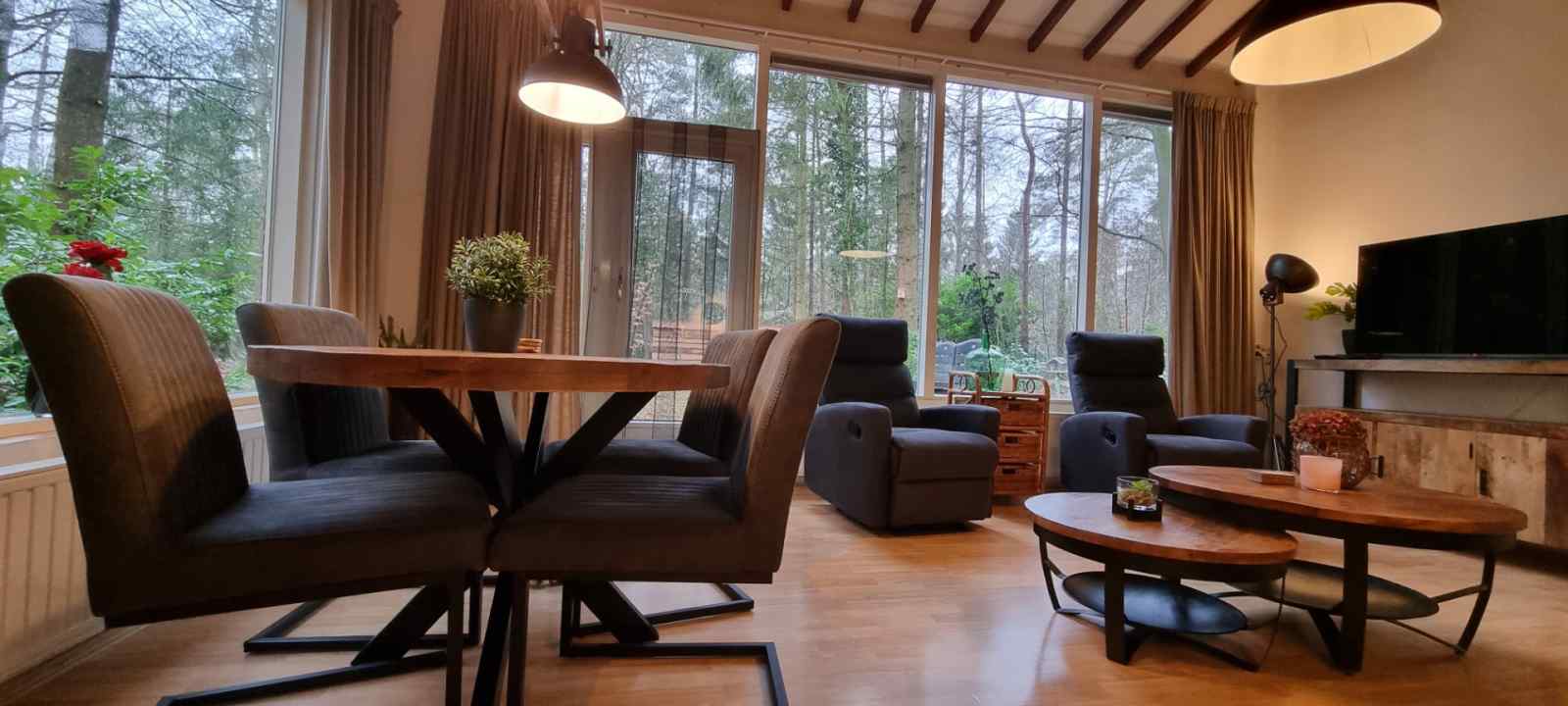 4-persoons-vakantiehuis-met-heerlijke-prive-bubbelbad-en-sauna-in-de-bossen-op-de-veluwe