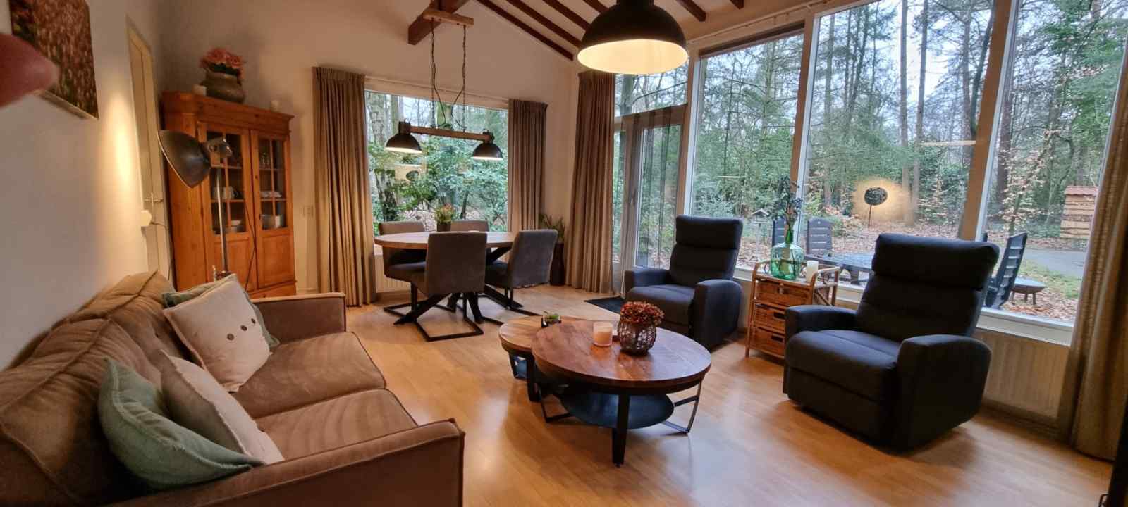 4-persoons-vakantiehuis-met-heerlijke-prive-bubbelbad-en-sauna-in-de-bossen-op-de-veluwe