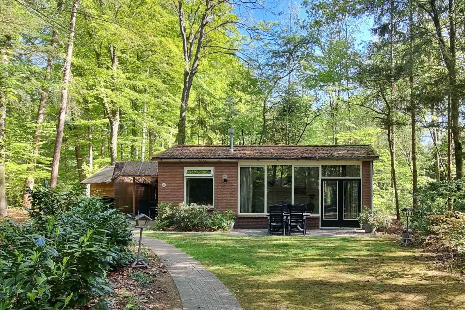 4-persoons-vakantiehuis-met-heerlijke-prive-bubbelbad-en-sauna-in-de-bossen-op-de-veluwe