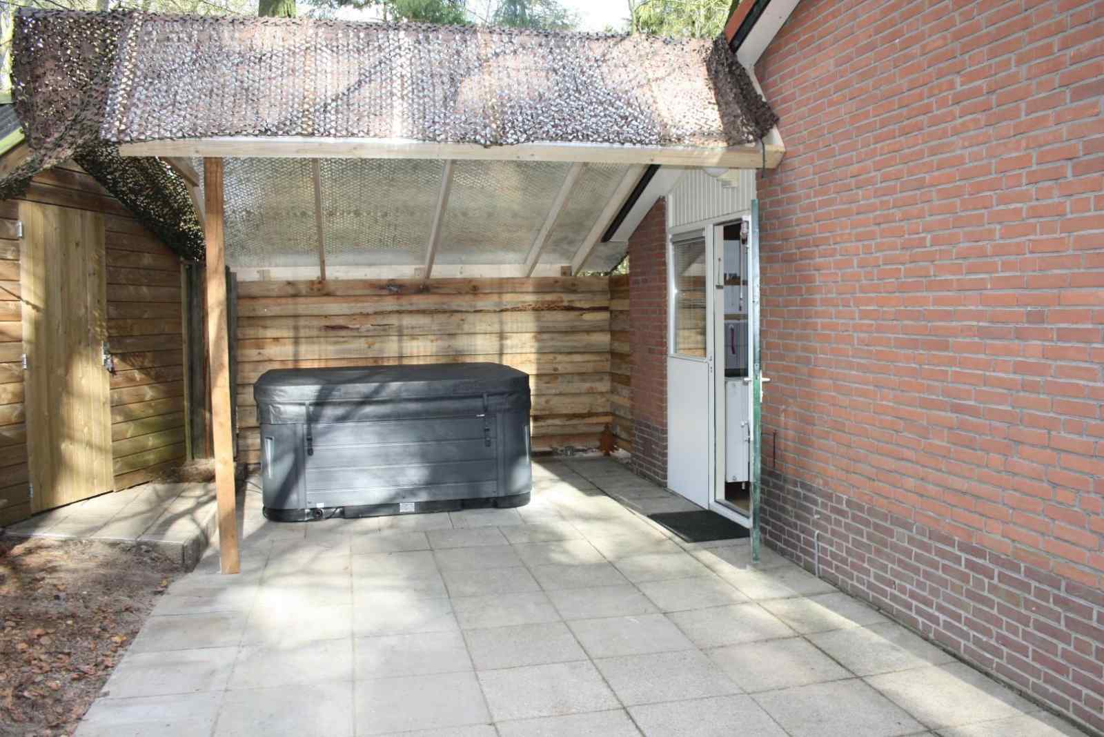 4-persoons-vakantiehuis-met-heerlijke-prive-bubbelbad-en-sauna-in-de-bossen-op-de-veluwe