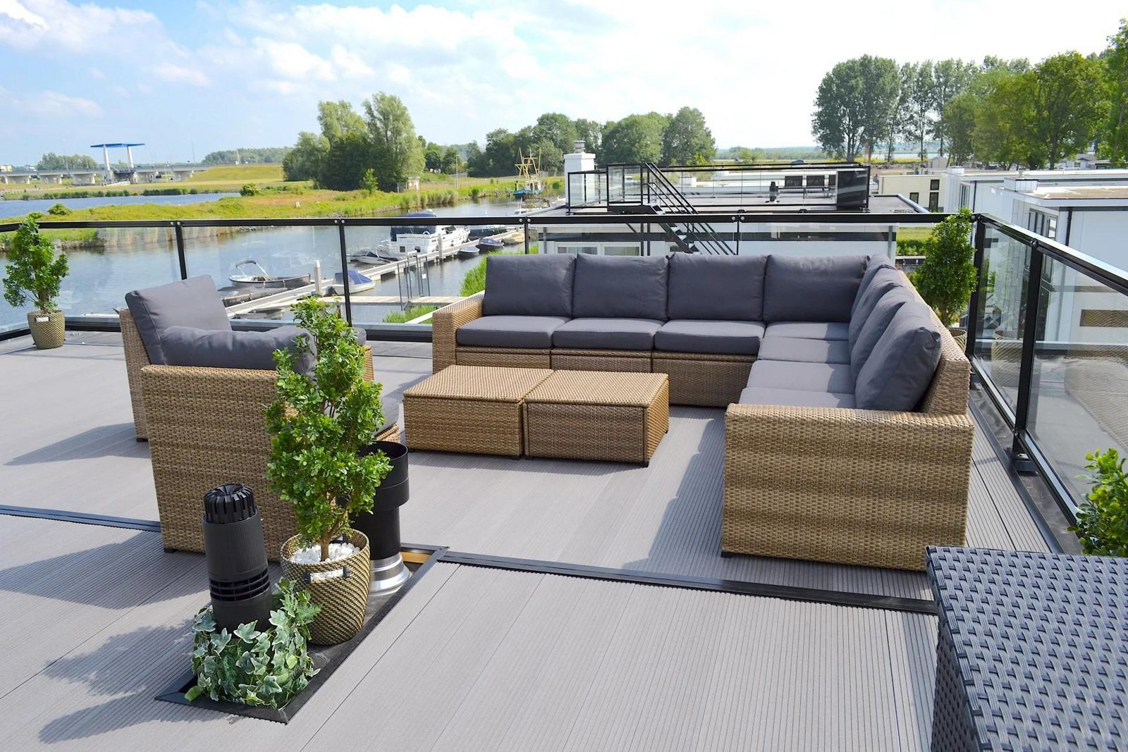 8-persoons-villa-met-dakterras-met-uitzicht-over-het-water-op-vakantiepark-in-nijkerk